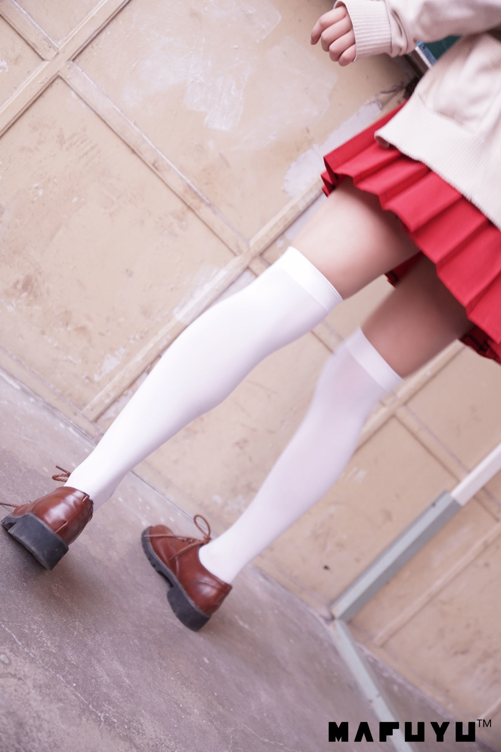 [萝莉COS] 神楽板真冬 红JK白过膝系列套图