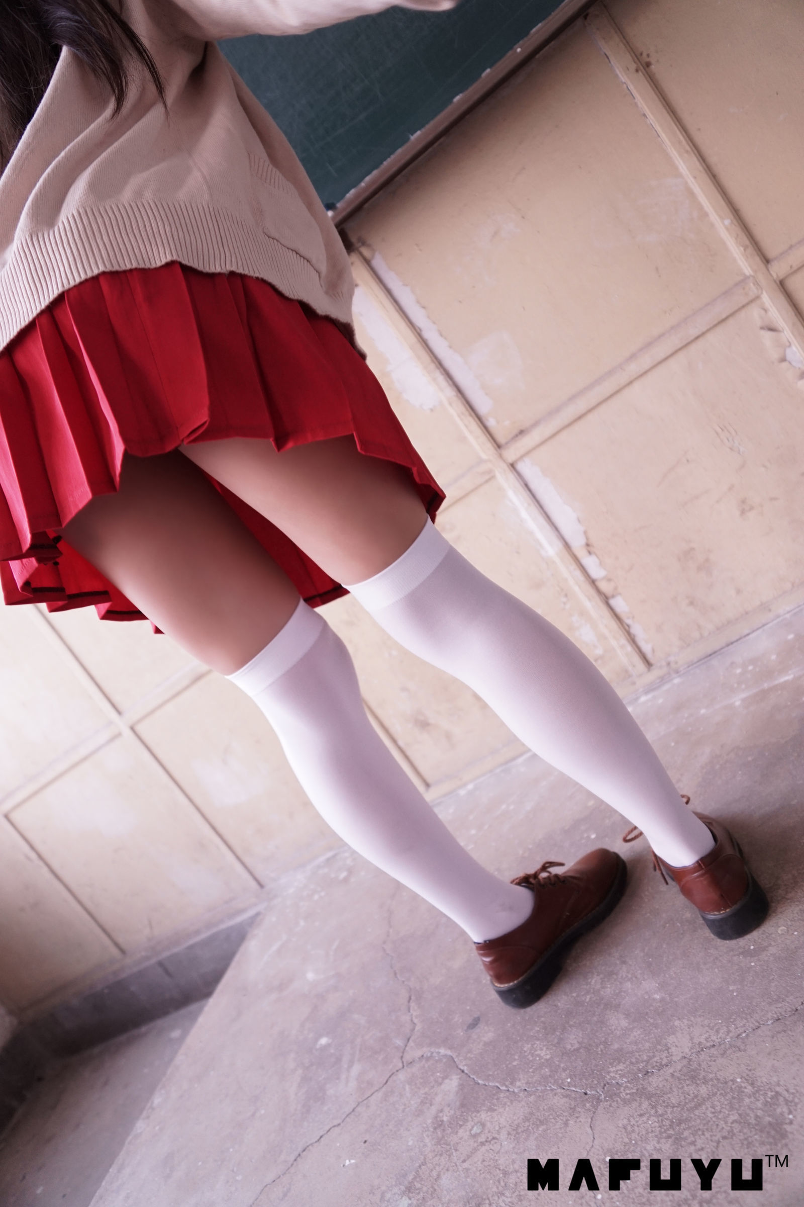 [萝莉COS] 神楽板真冬 红JK白过膝系列套图