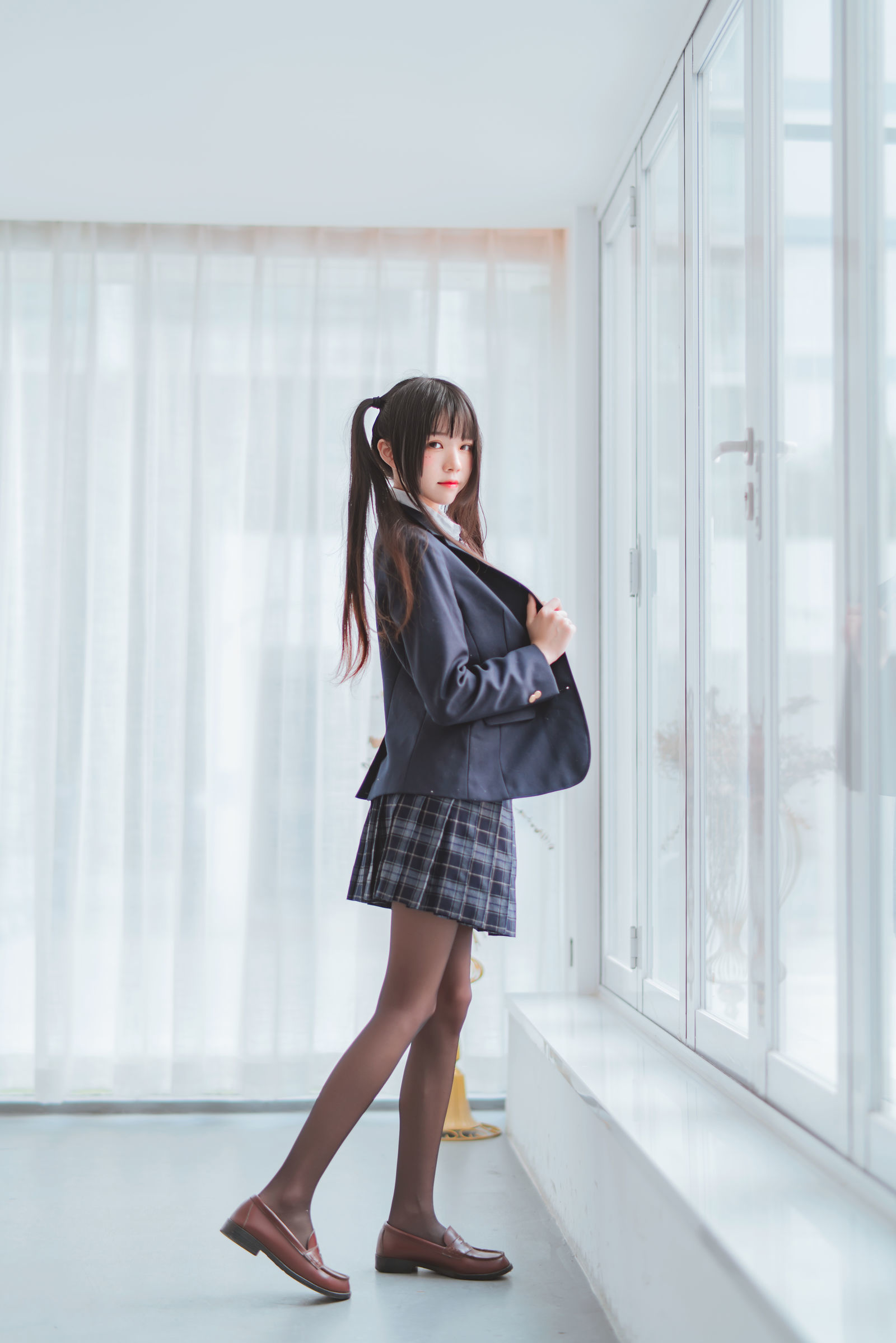 [萝莉COS] 桜桃喵 - 冬季制服丝秀