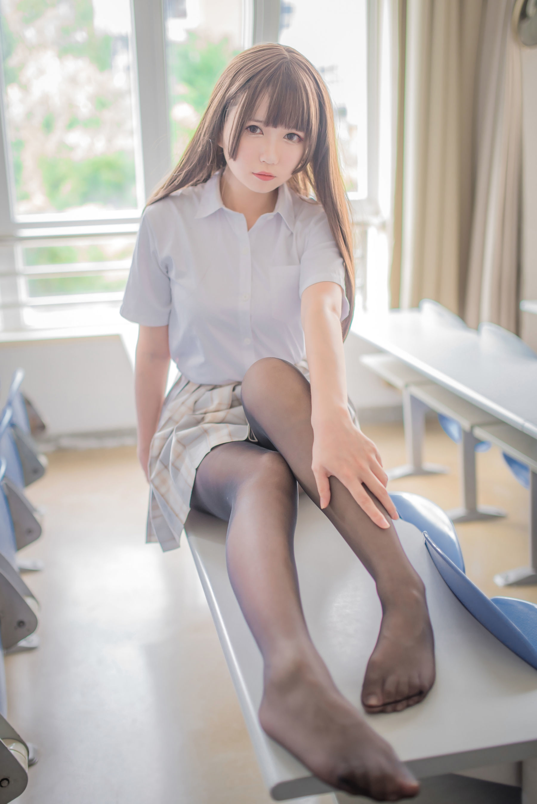 [萝莉COS] 白金Saki - 制服黑丝