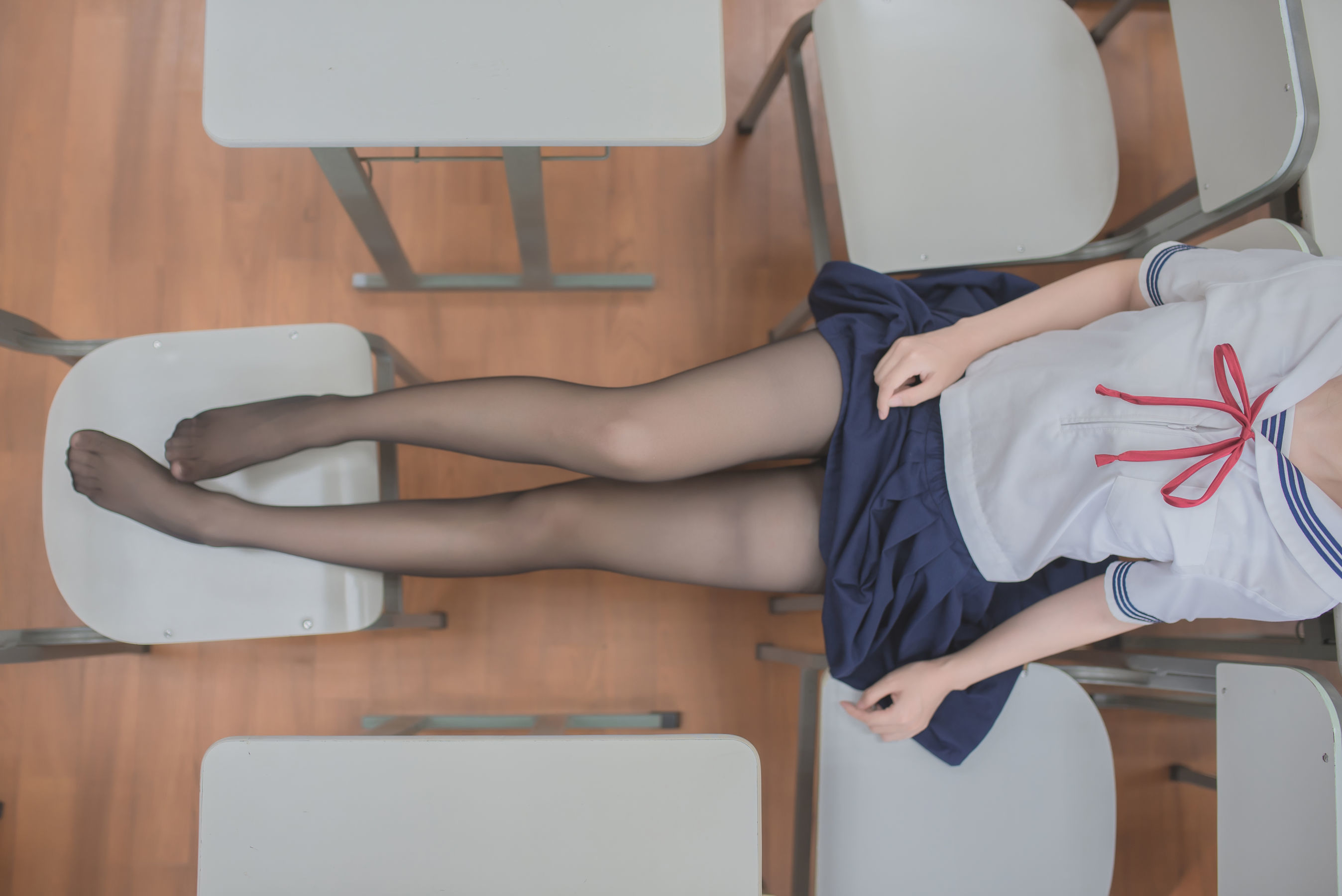 [萝莉COS] 白金Saki - 蘑菇头黑丝JK