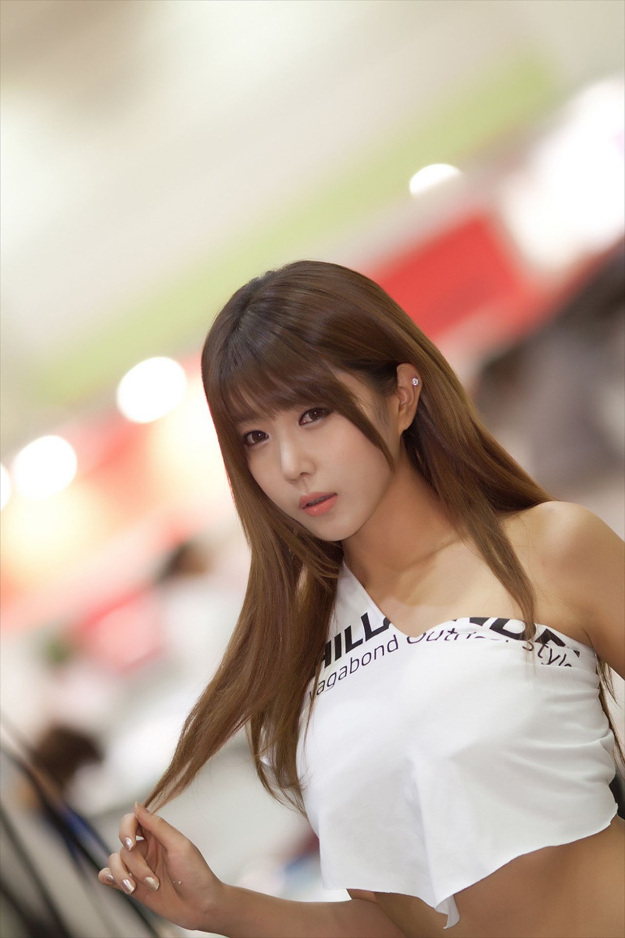 [韩国美女] 许允美 性感白衣牛仔短裤街头车展