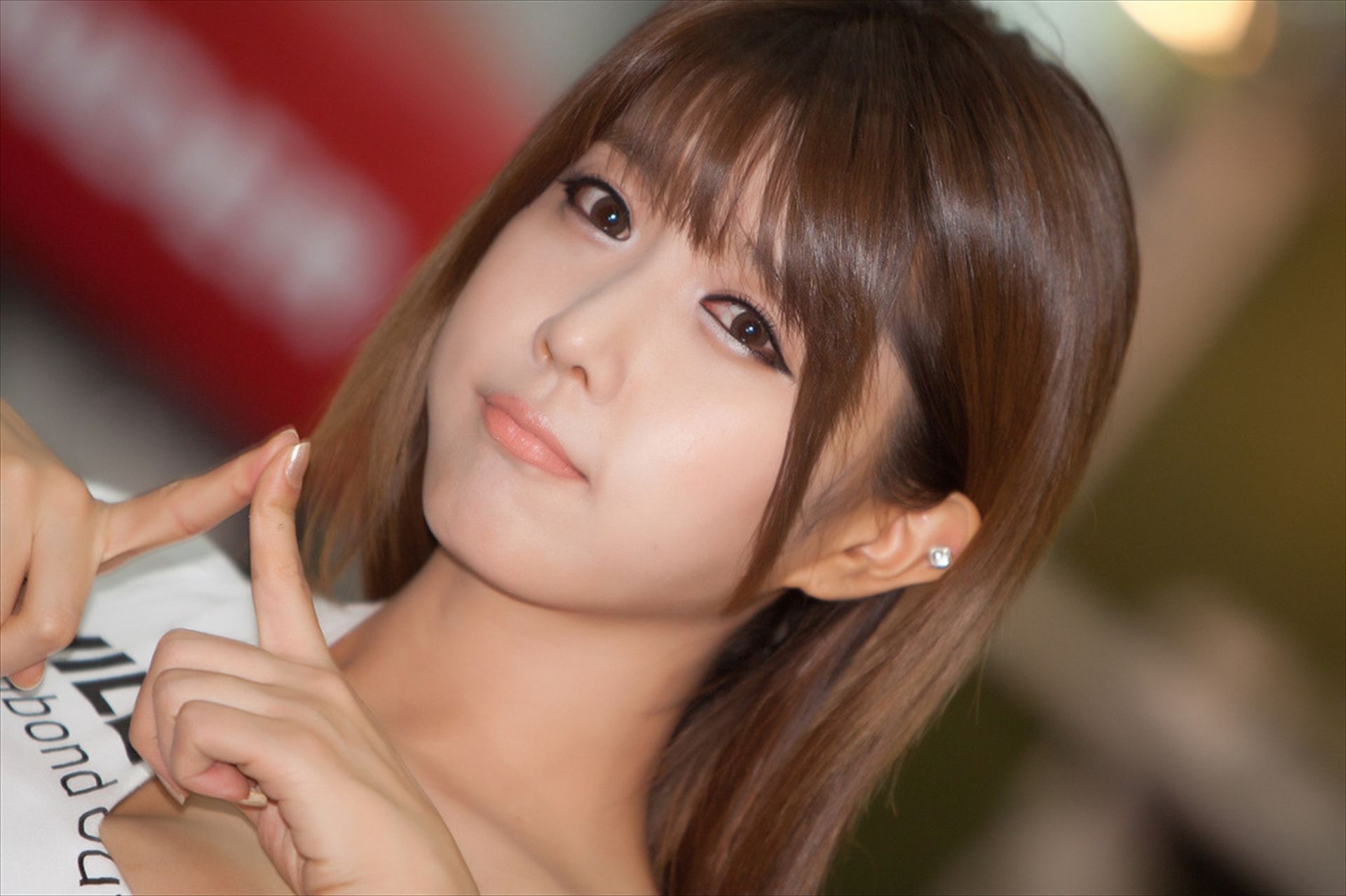[韩国美女] 许允美 性感白衣牛仔短裤街头车展