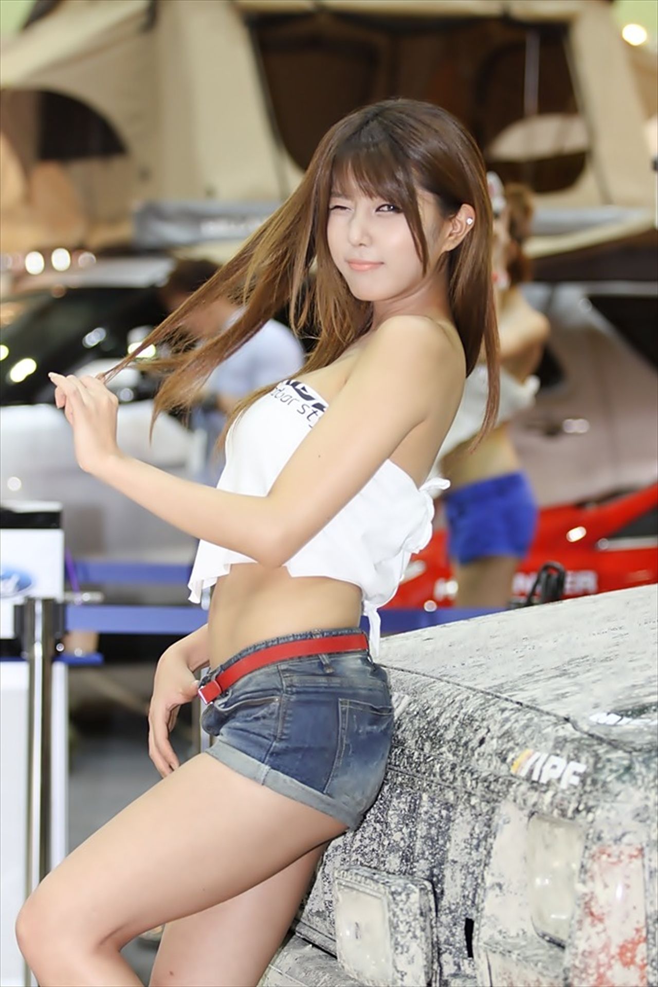 [韩国美女] 许允美 性感白衣牛仔短裤街头车展