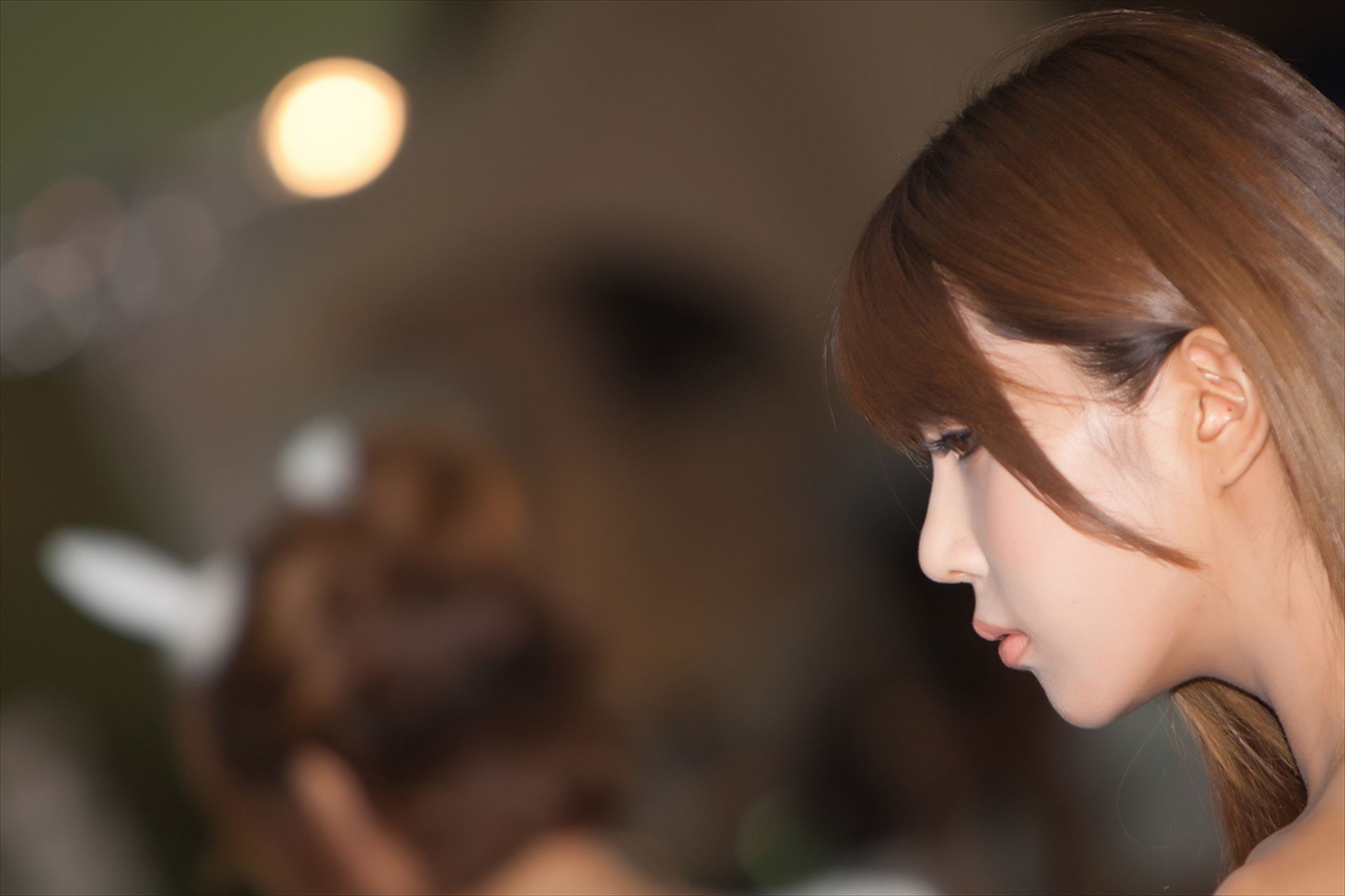 [韩国美女] 许允美 性感白衣牛仔短裤街头车展