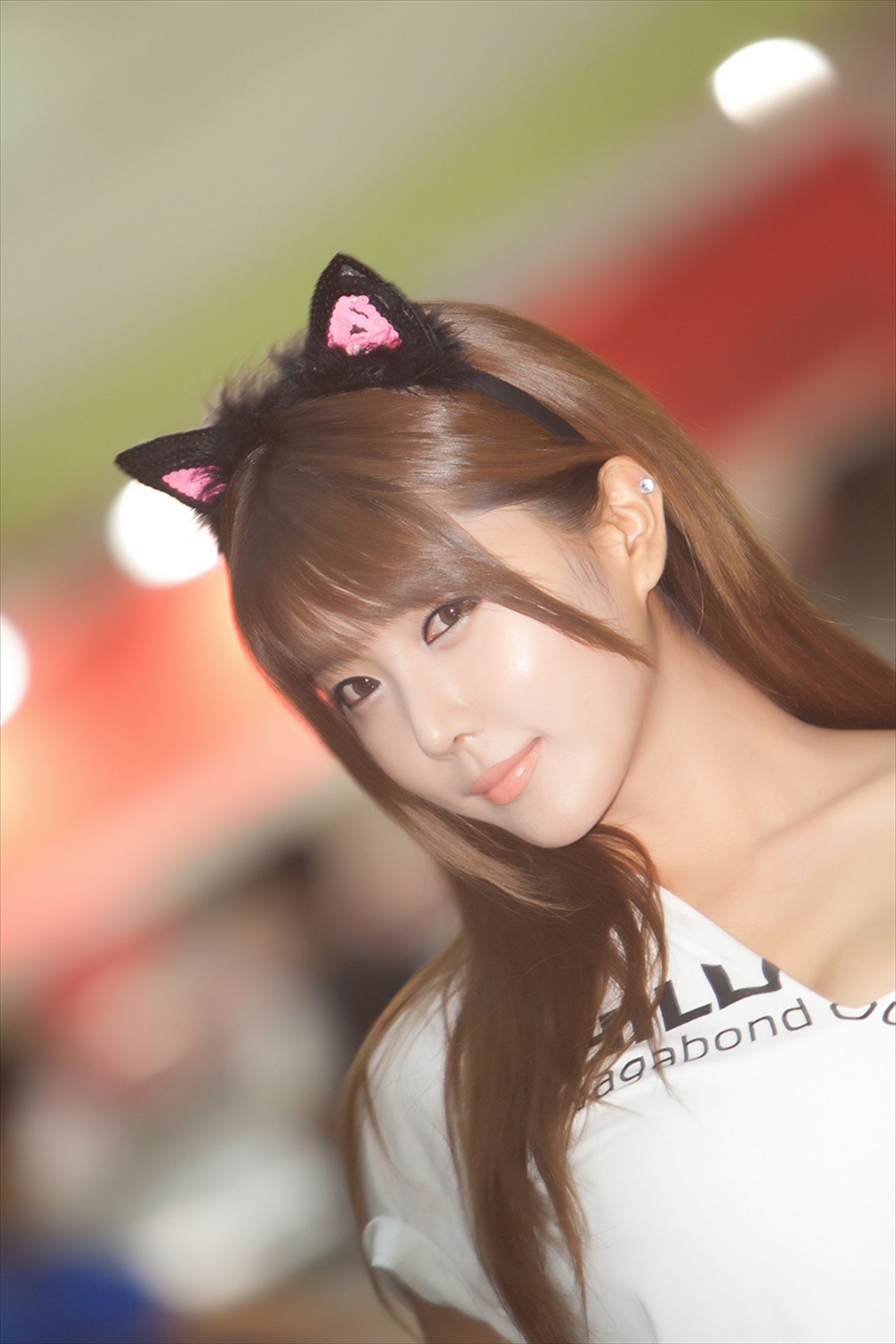 [韩国美女] 许允美 性感白衣牛仔短裤街头车展