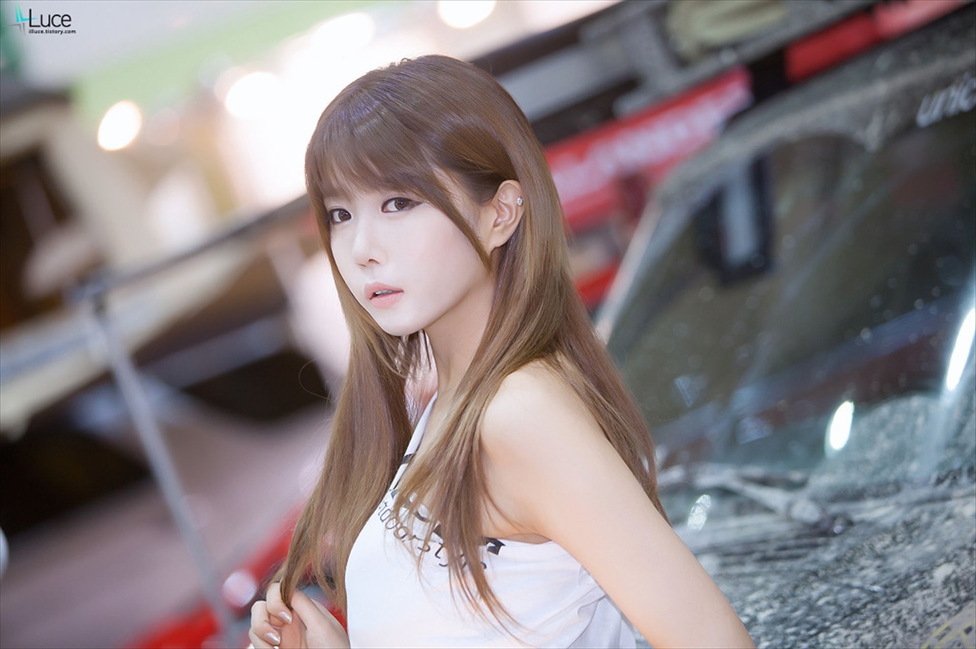 [韩国美女] 许允美 性感白衣牛仔短裤街头车展