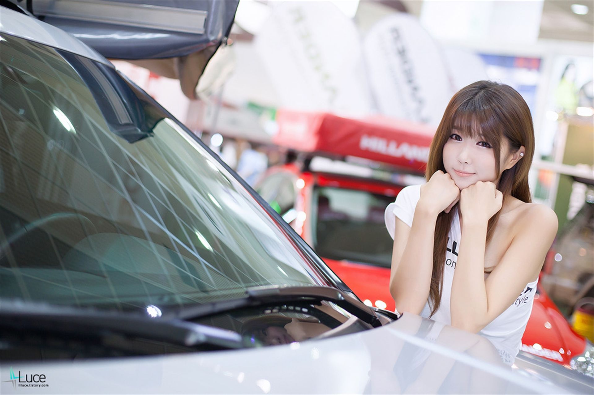 [韩国美女] 许允美 性感白衣牛仔短裤街头车展
