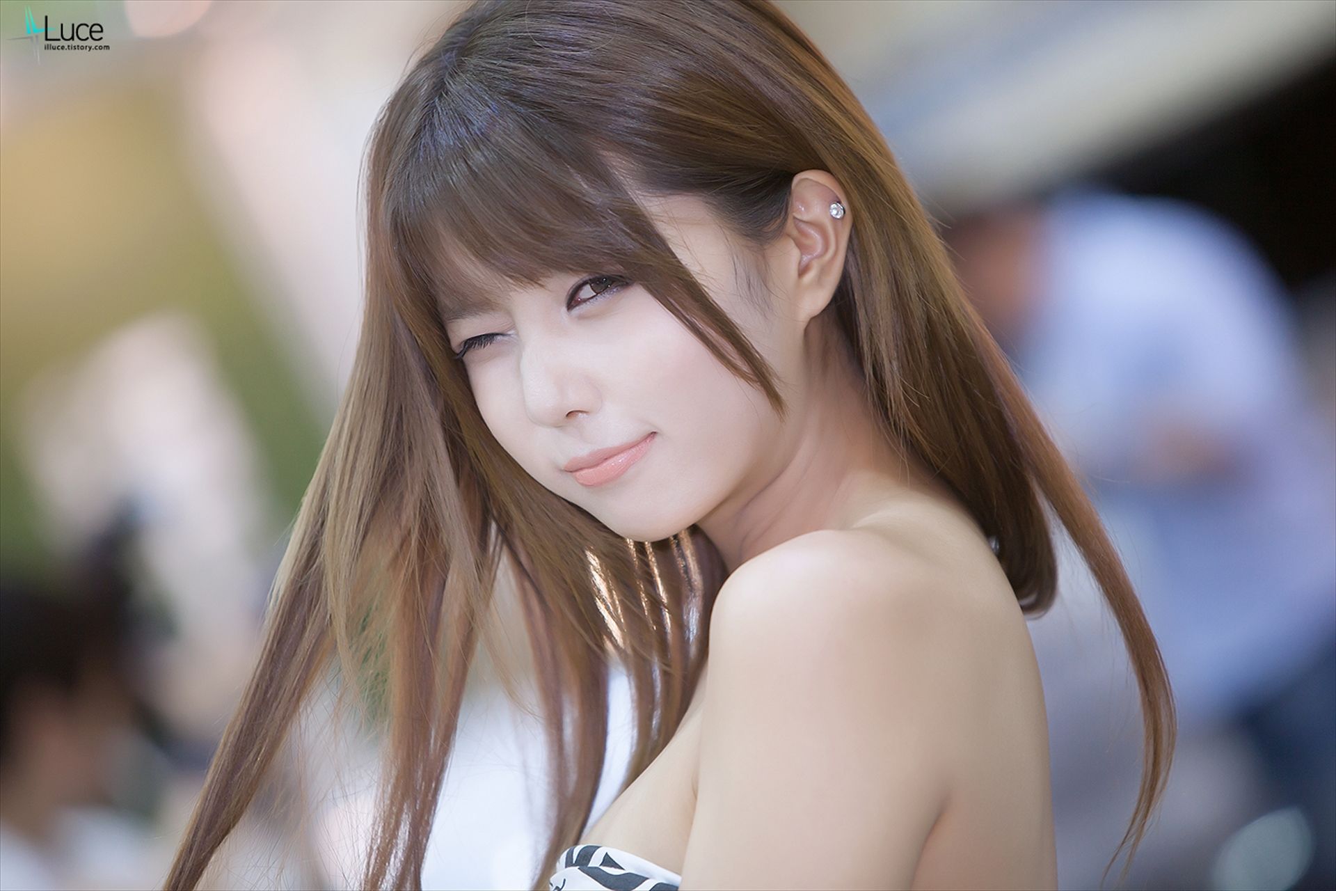 [韩国美女] 许允美 性感白衣牛仔短裤街头车展