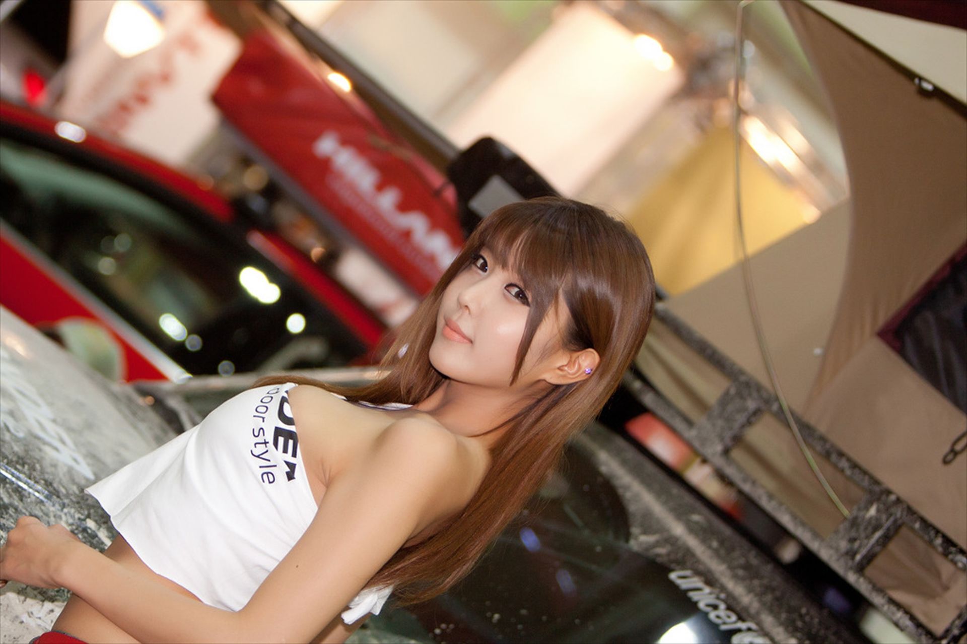 [韩国美女] 许允美 性感白衣牛仔短裤街头车展