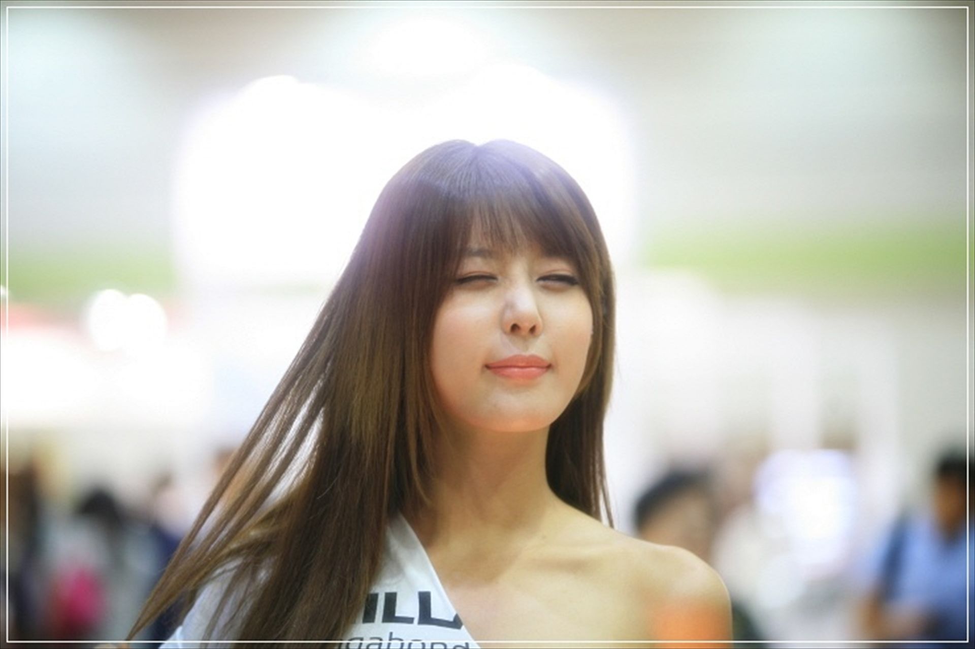 [韩国美女] 许允美 性感白衣牛仔短裤街头车展