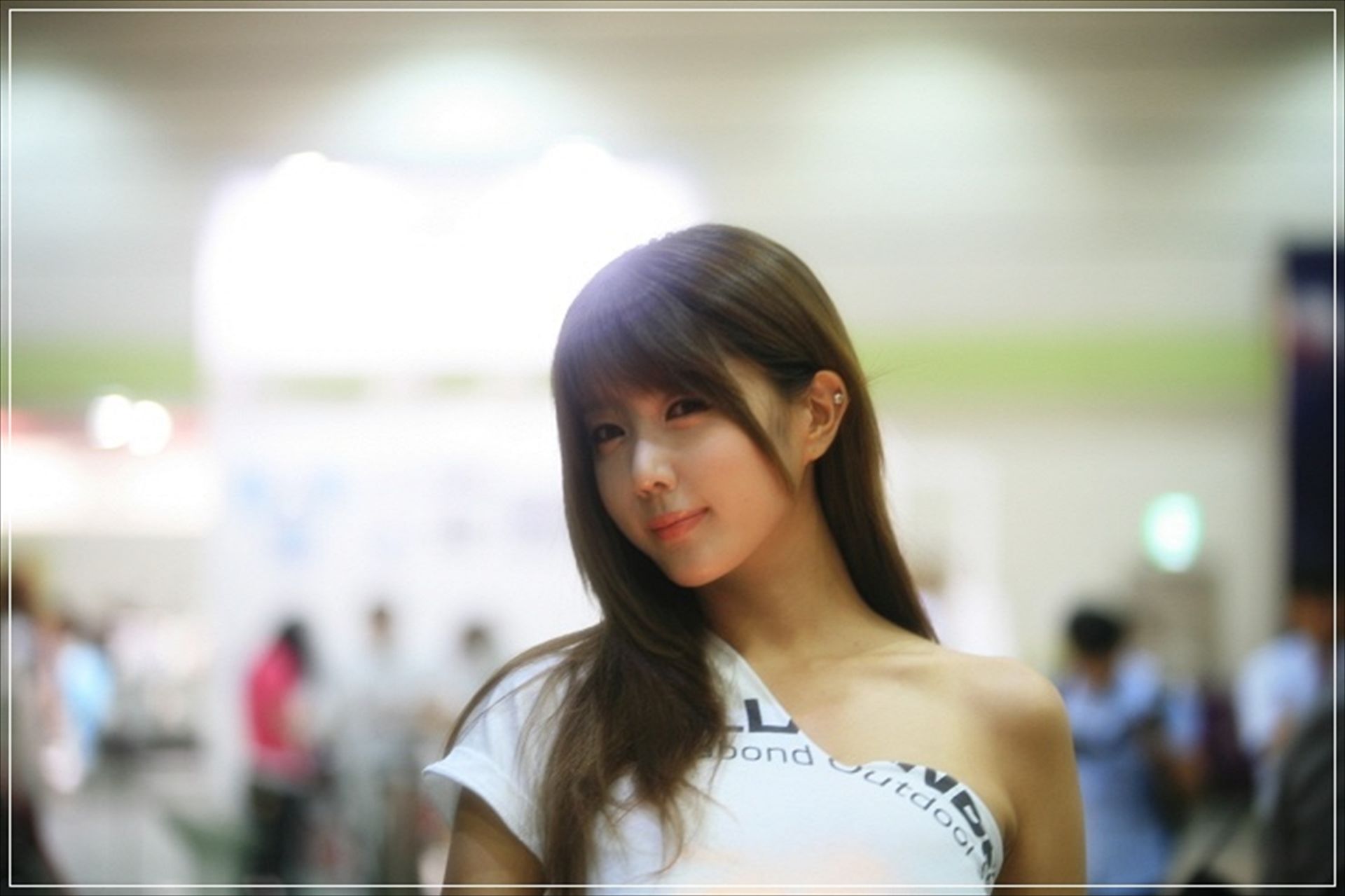 [韩国美女] 许允美 性感白衣牛仔短裤街头车展