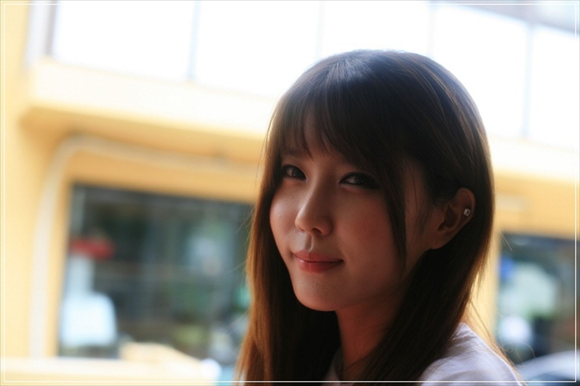 [韩国美女] 许允美 性感白衣牛仔短裤街头车展