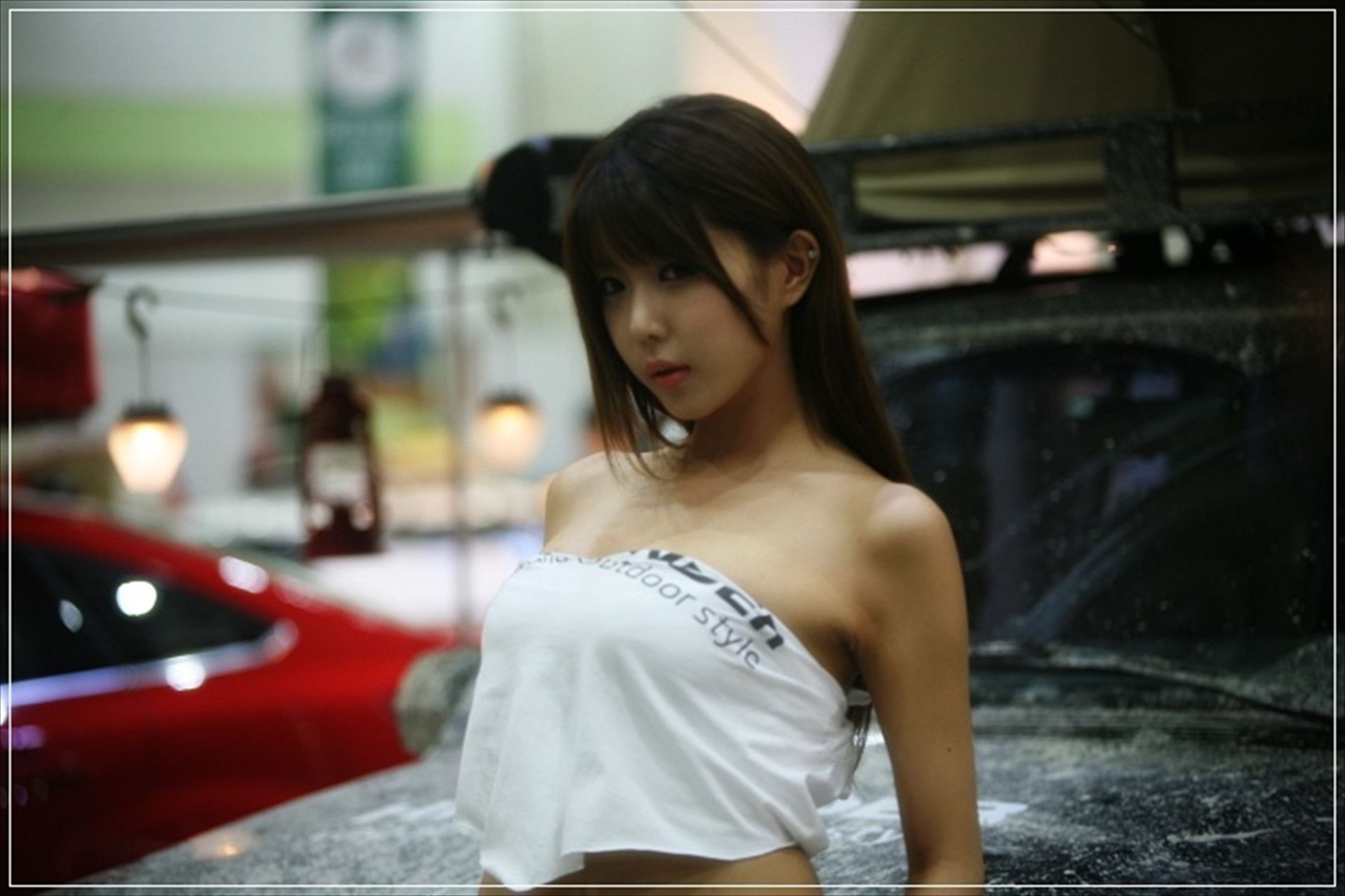 [韩国美女] 许允美 性感白衣牛仔短裤街头车展