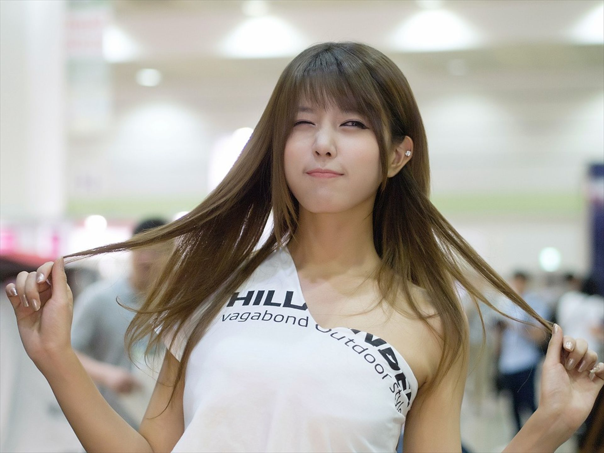 [韩国美女] 许允美 性感白衣牛仔短裤街头车展