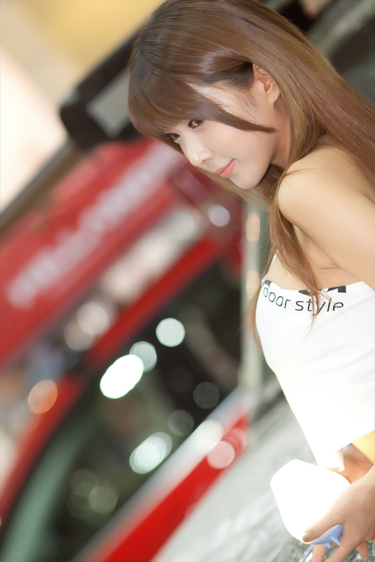 [韩国美女] 许允美 性感白衣牛仔短裤街头车展