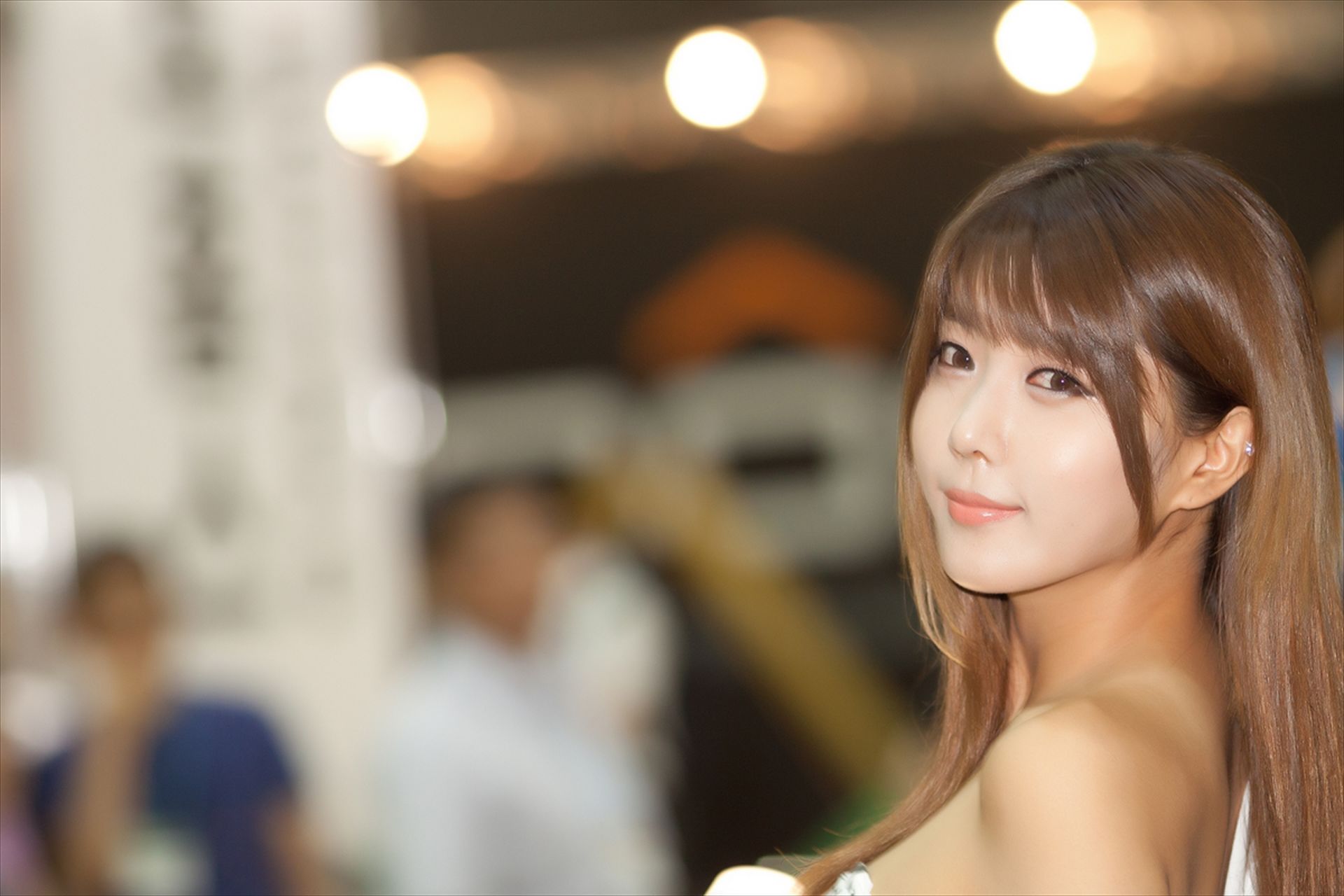 [韩国美女] 许允美 性感白衣牛仔短裤街头车展