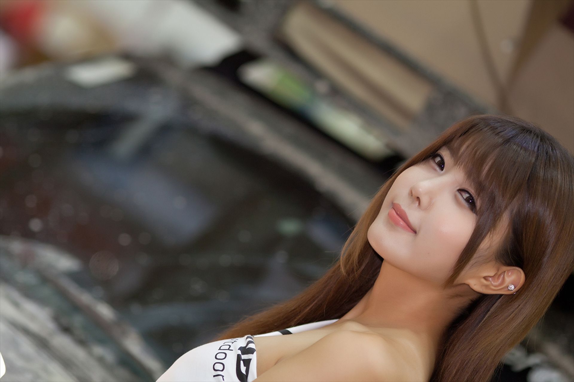 [韩国美女] 许允美 性感白衣牛仔短裤街头车展
