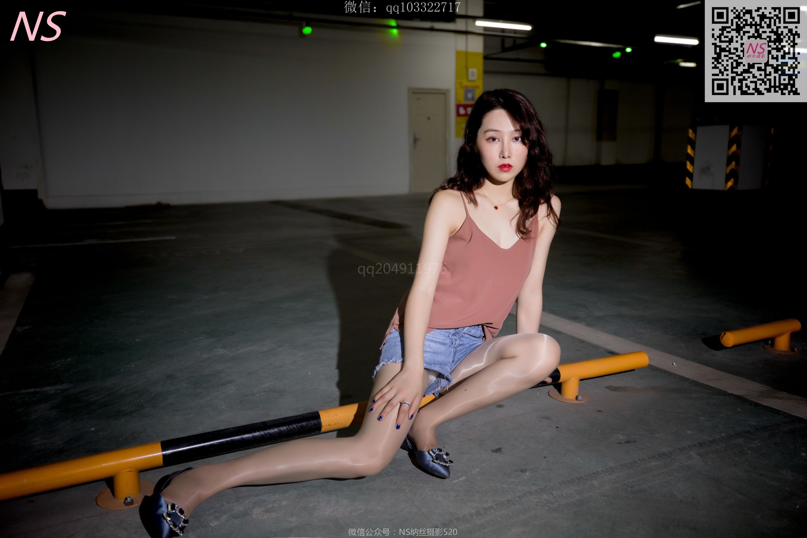 [纳丝摄影]  小朱茵 地下车库的丝袜美腿女郎