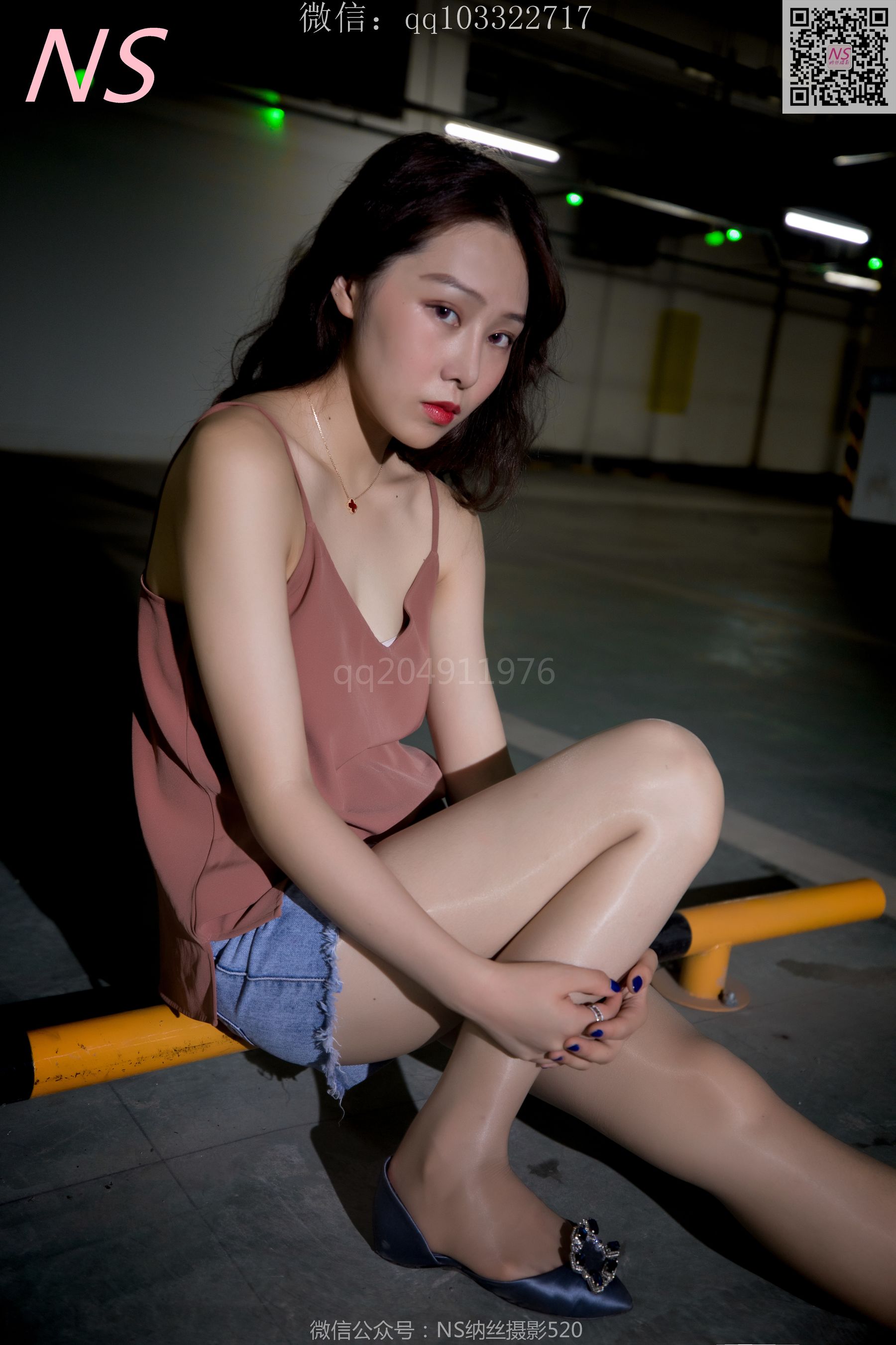 [纳丝摄影]  小朱茵 地下车库的丝袜美腿女郎