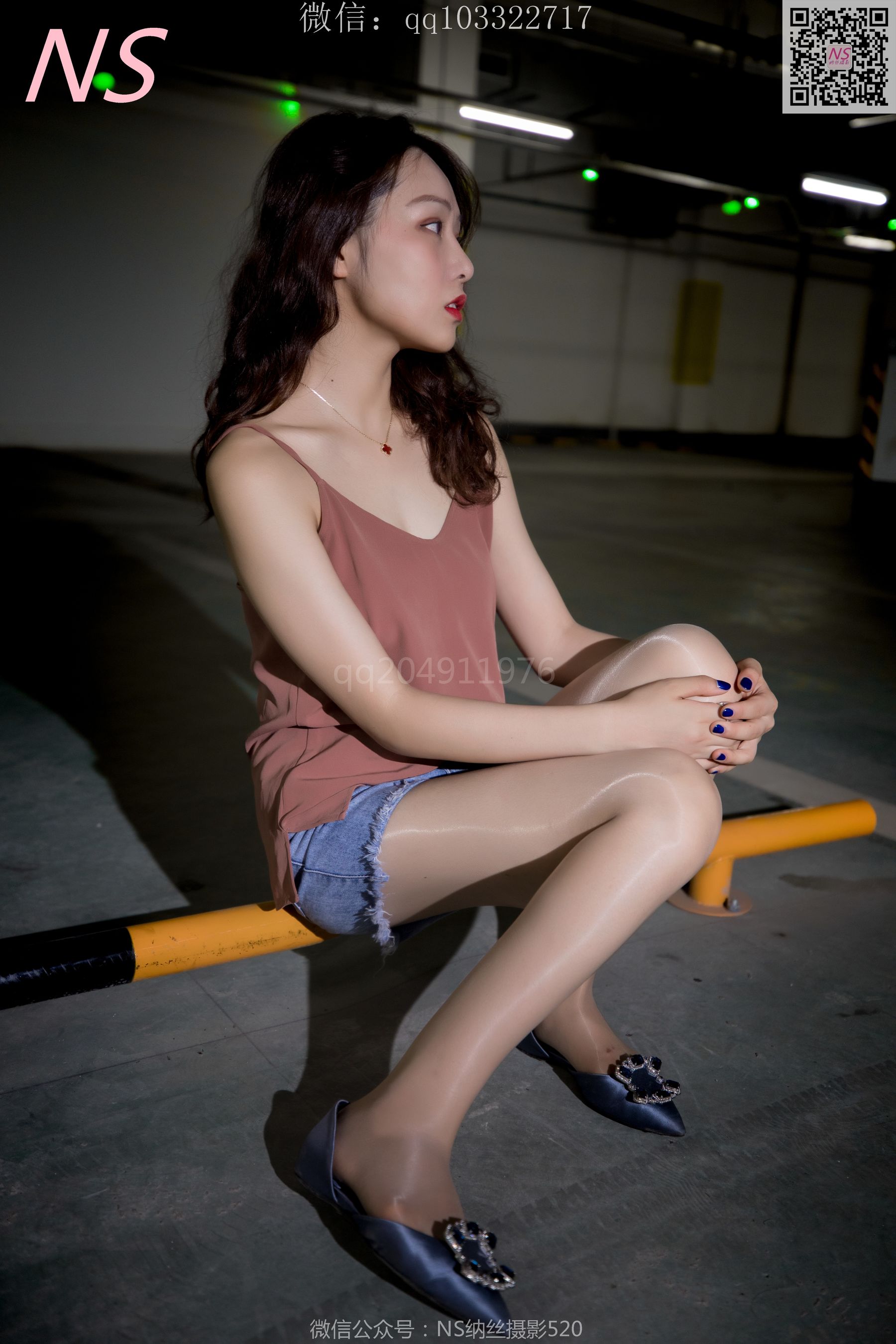 [纳丝摄影]  小朱茵 地下车库的丝袜美腿女郎