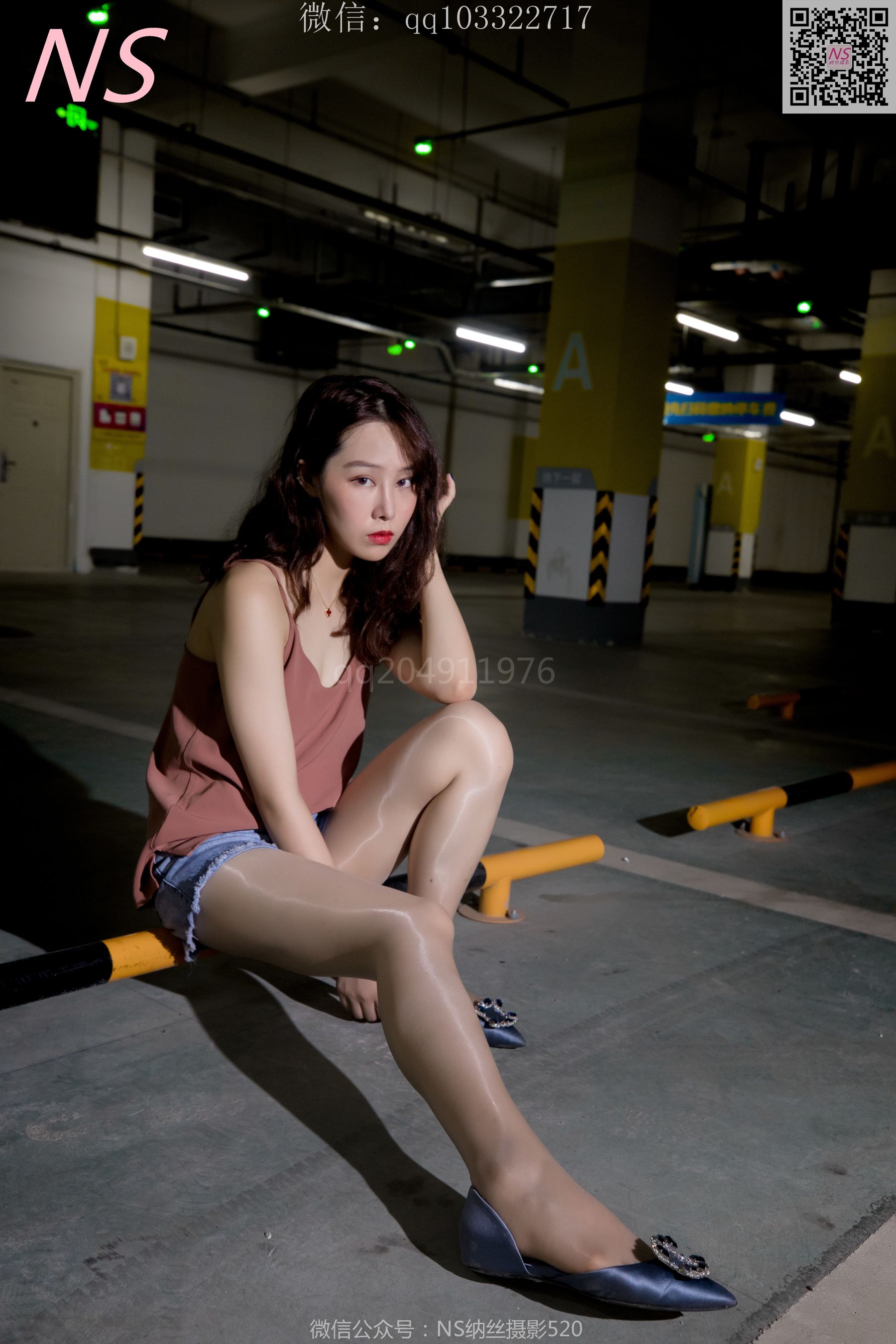 [纳丝摄影]  小朱茵 地下车库的丝袜美腿女郎