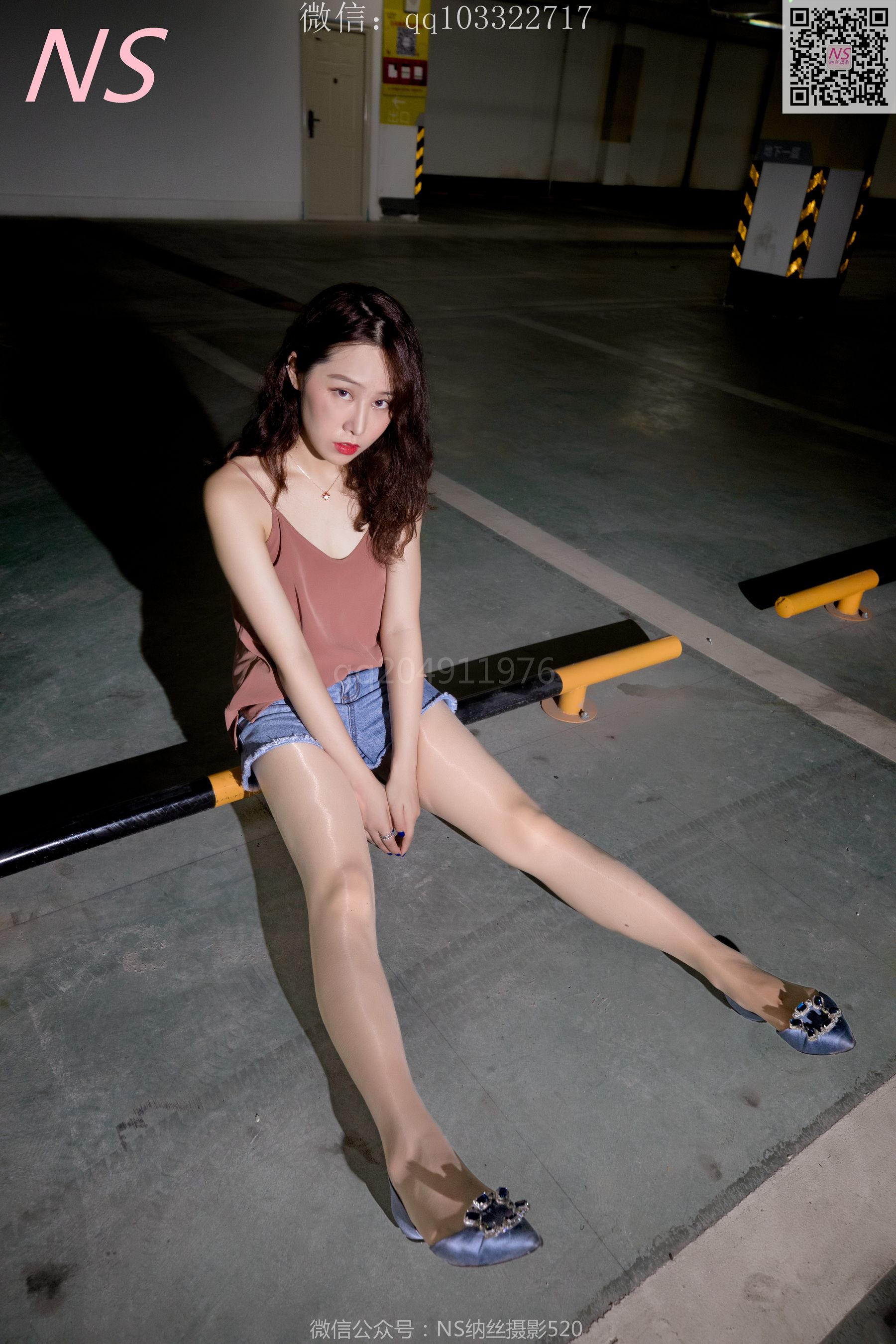 [纳丝摄影]  小朱茵 地下车库的丝袜美腿女郎