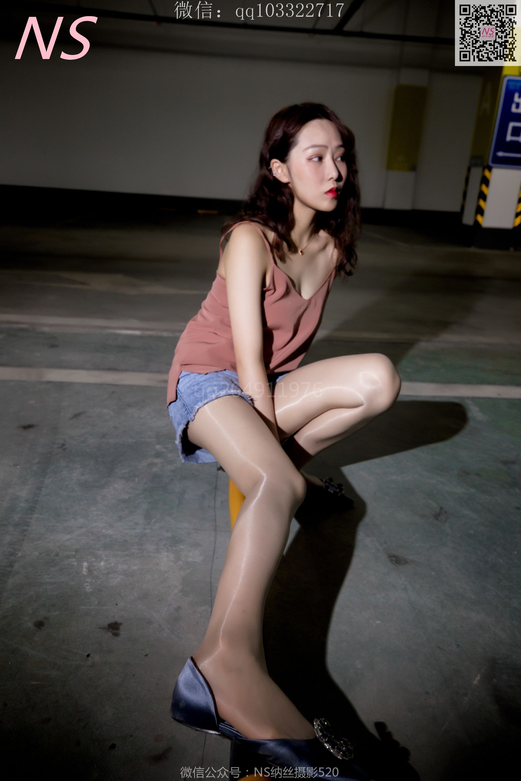 [纳丝摄影]  小朱茵 地下车库的丝袜美腿女郎