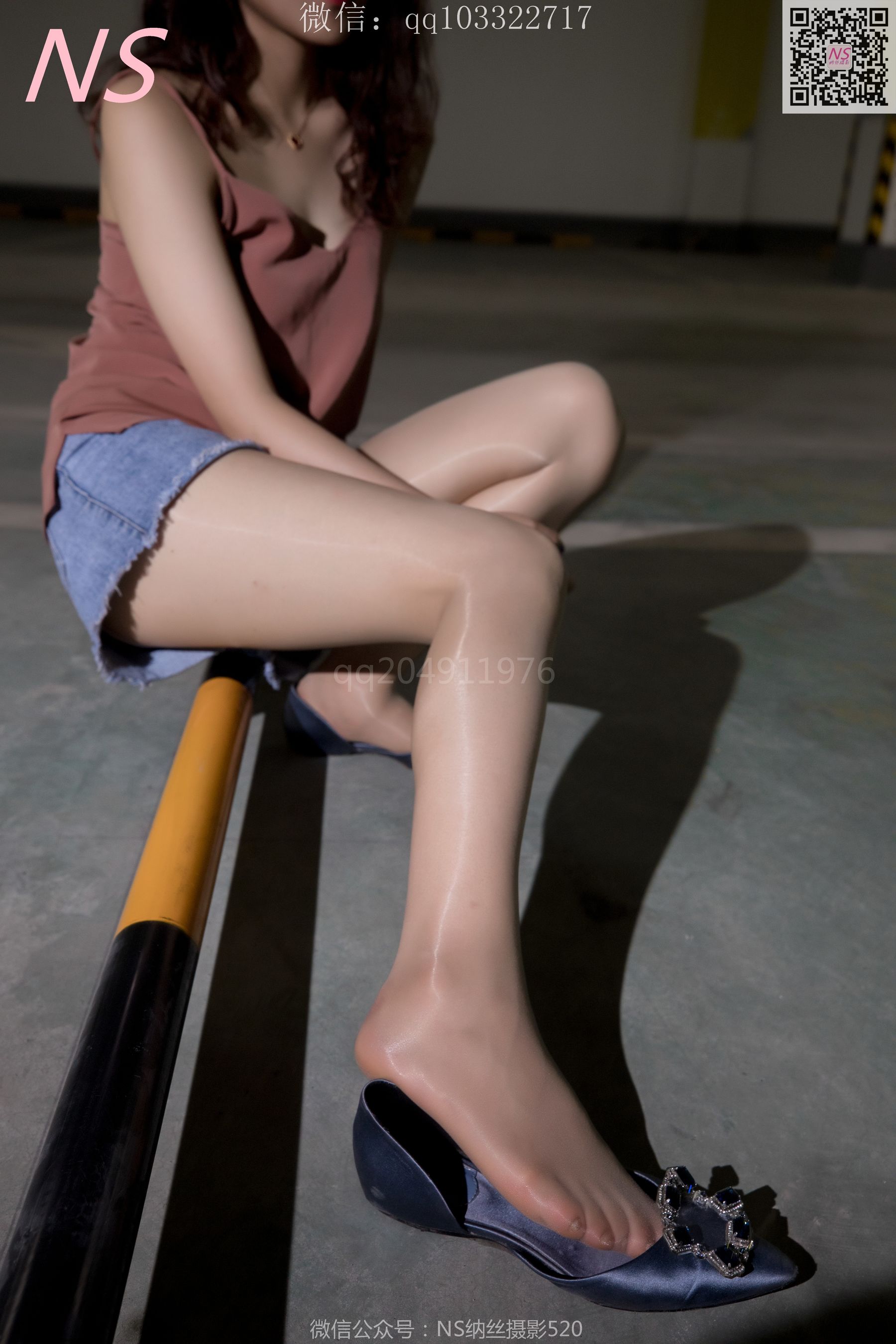 [纳丝摄影]  小朱茵 地下车库的丝袜美腿女郎