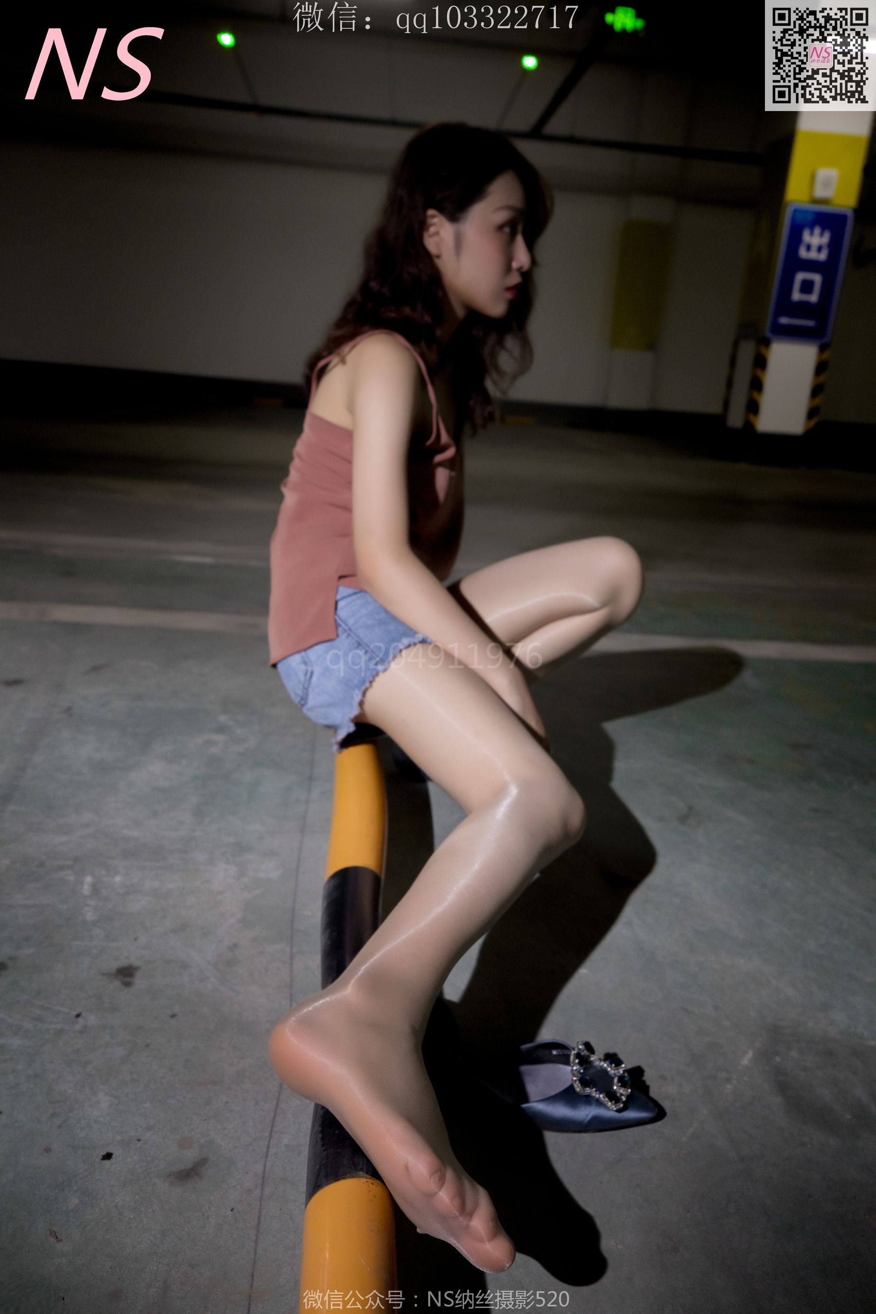 [纳丝摄影]  小朱茵 地下车库的丝袜美腿女郎