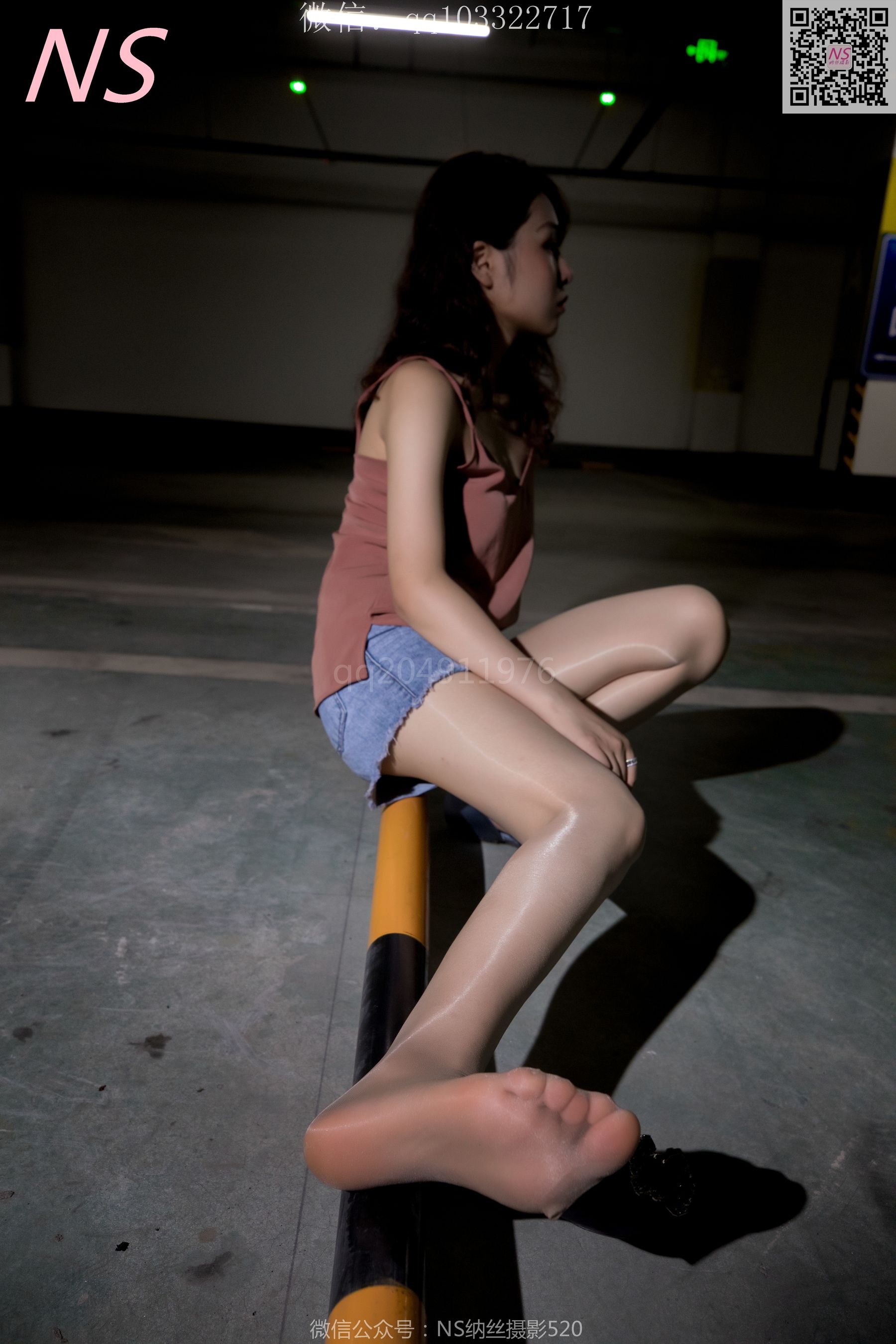[纳丝摄影]  小朱茵 地下车库的丝袜美腿女郎