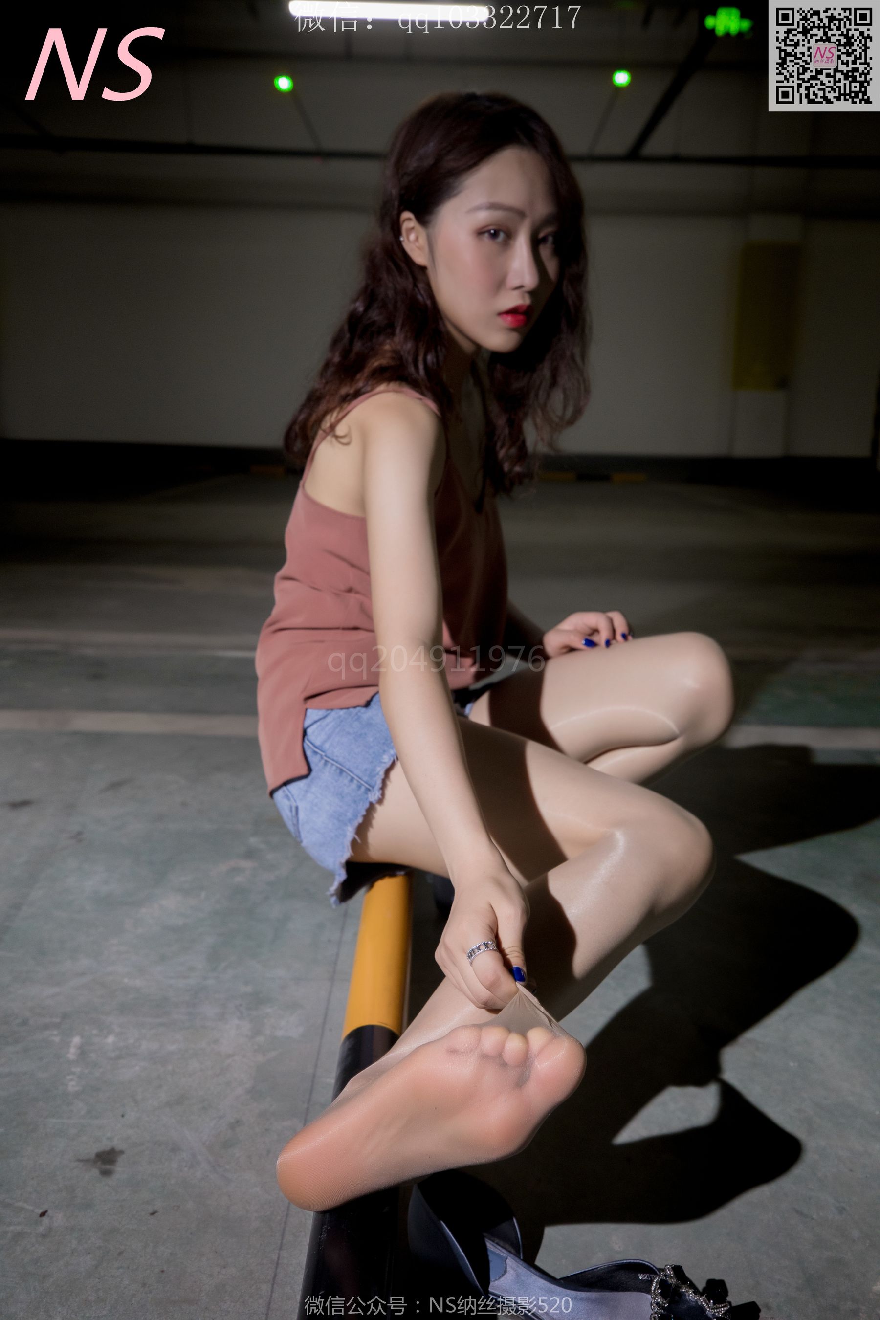 [纳丝摄影]  小朱茵 地下车库的丝袜美腿女郎