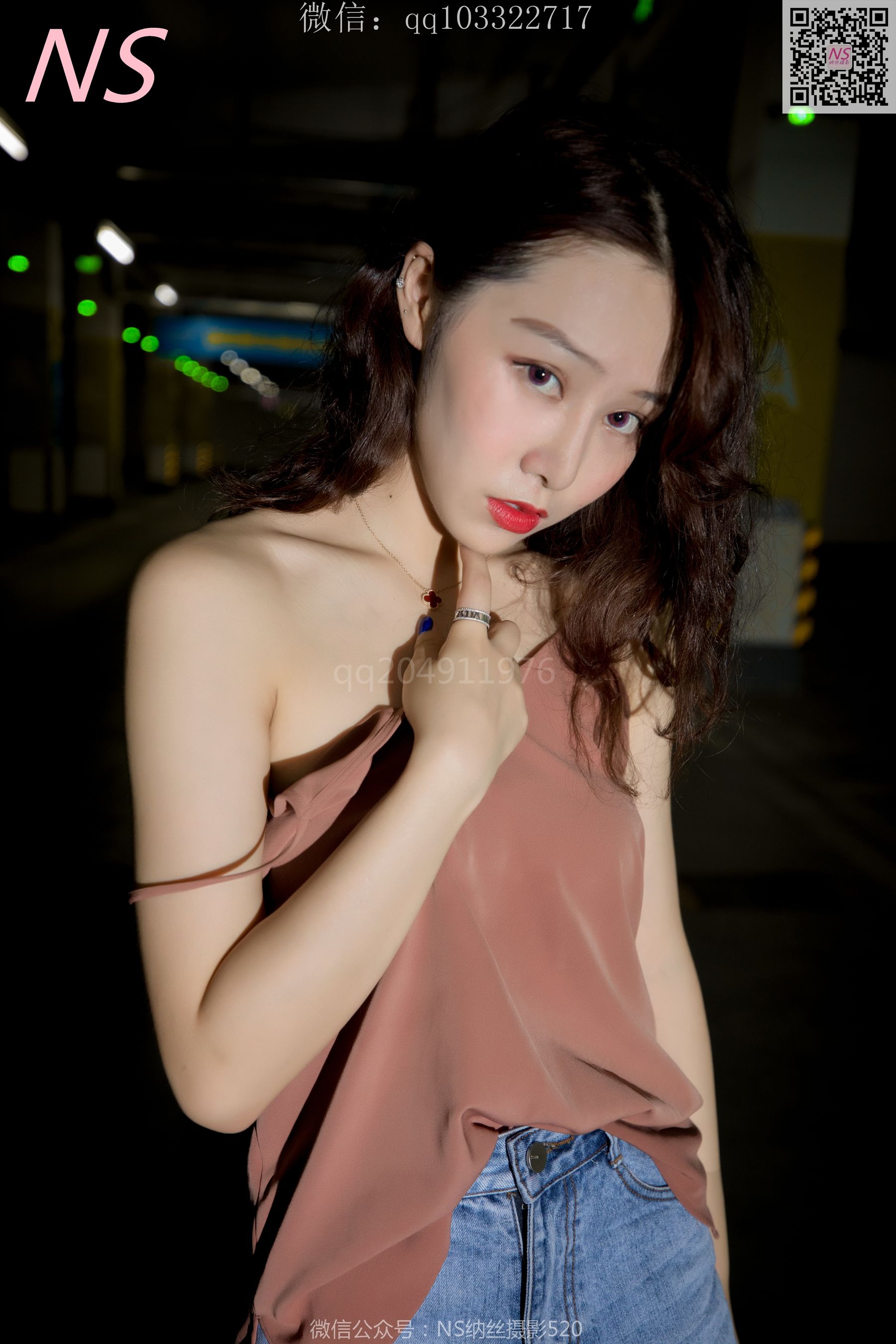 [纳丝摄影]  小朱茵 地下车库的丝袜美腿女郎