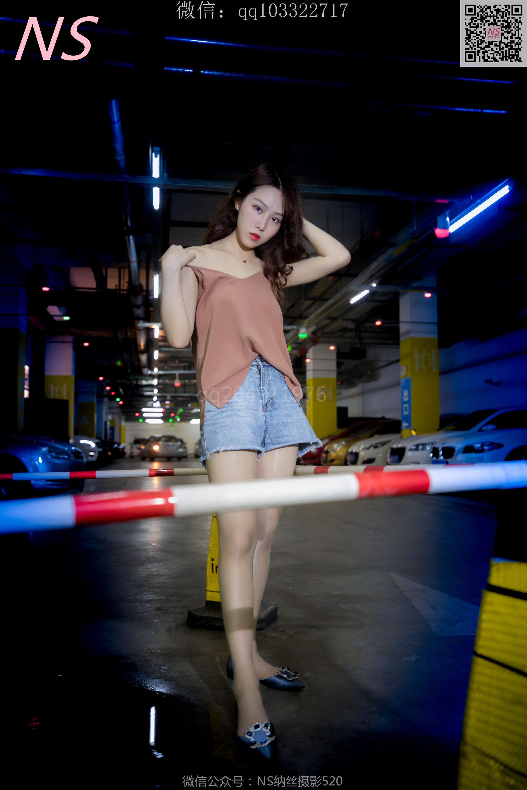 [纳丝摄影]  小朱茵 地下车库的丝袜美腿女郎