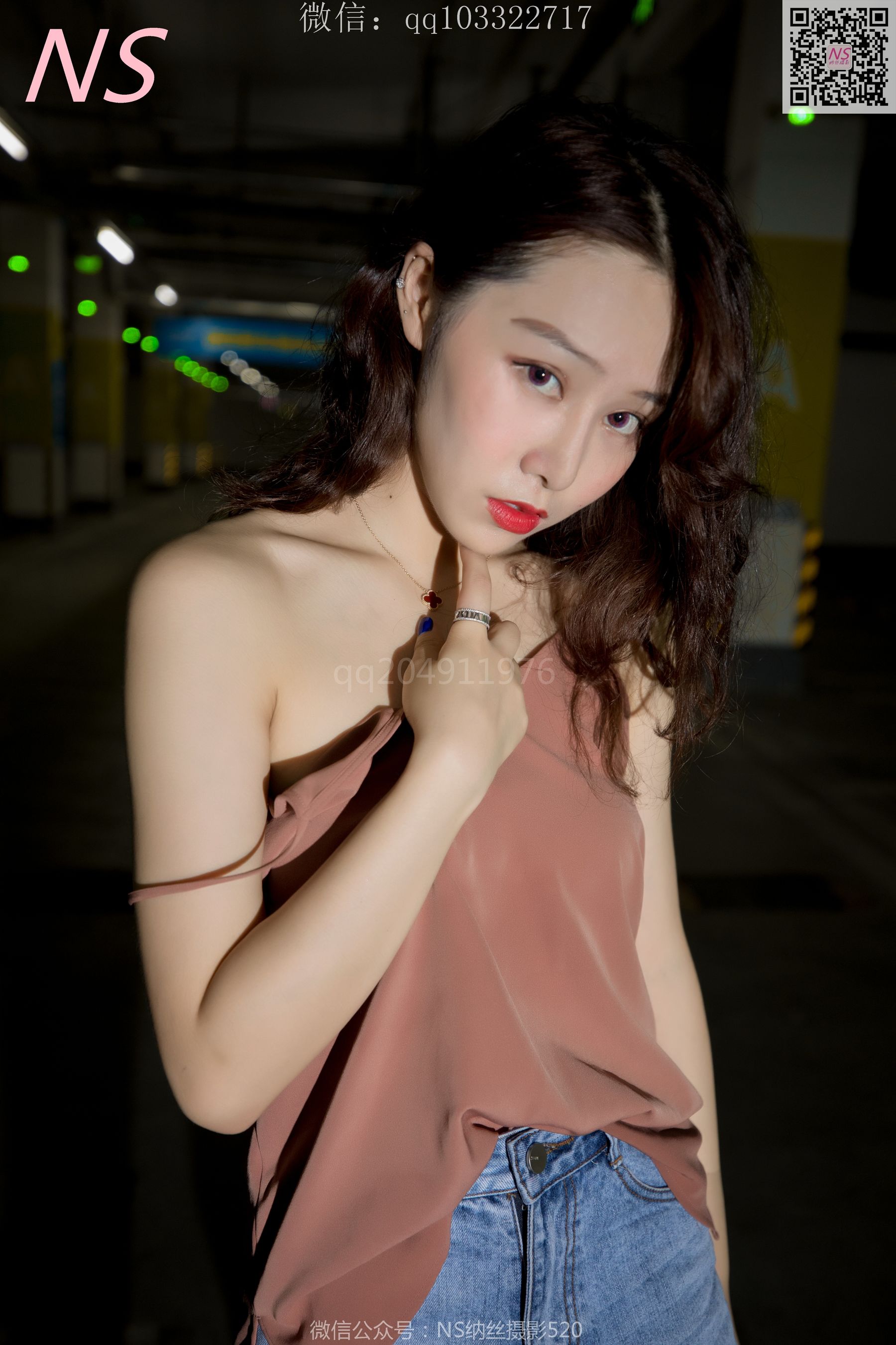 [纳丝摄影]  小朱茵 地下车库的丝袜美腿女郎