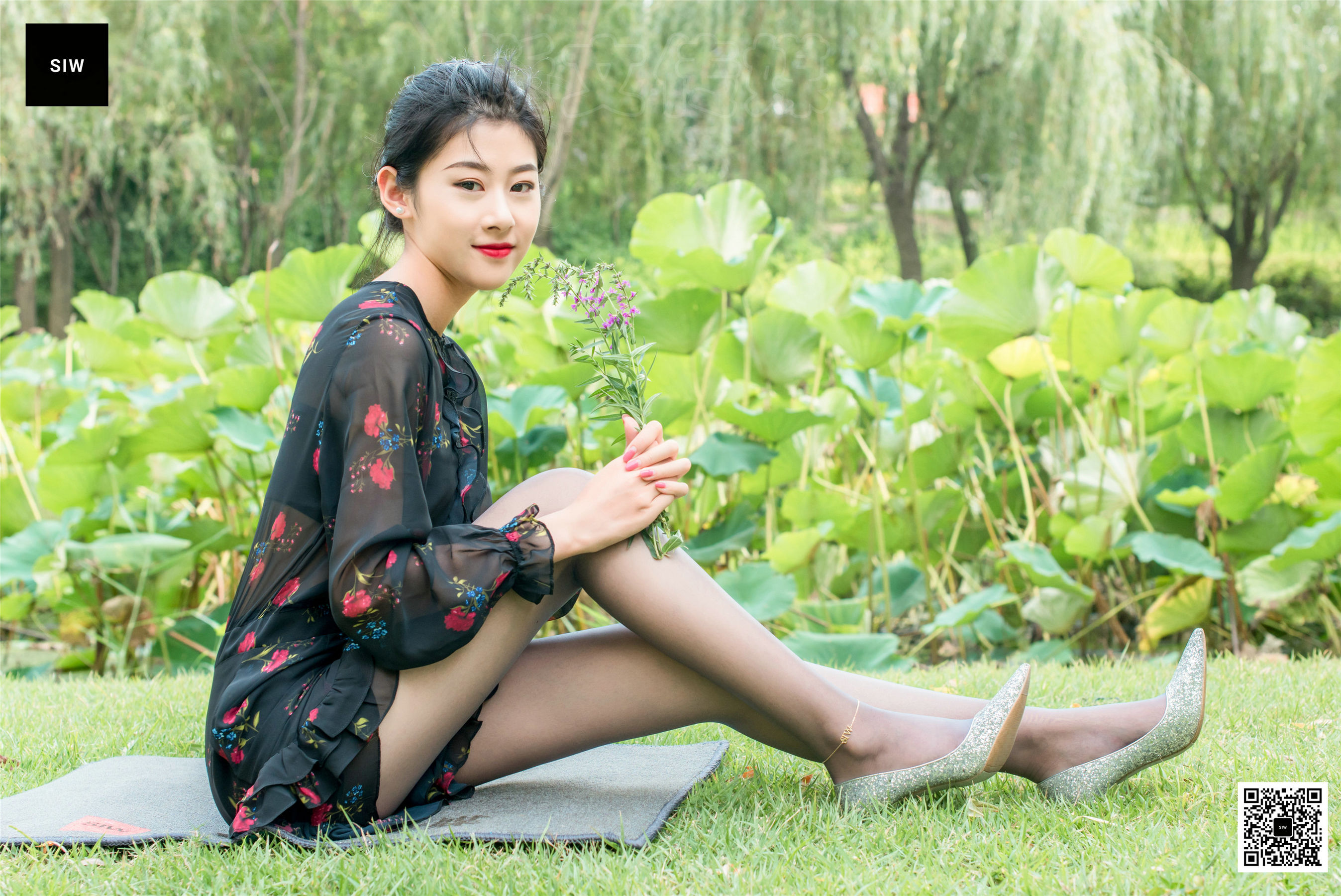 [SIW斯文传媒] 龙哥 黑色网纱碎花长袖连衣裙