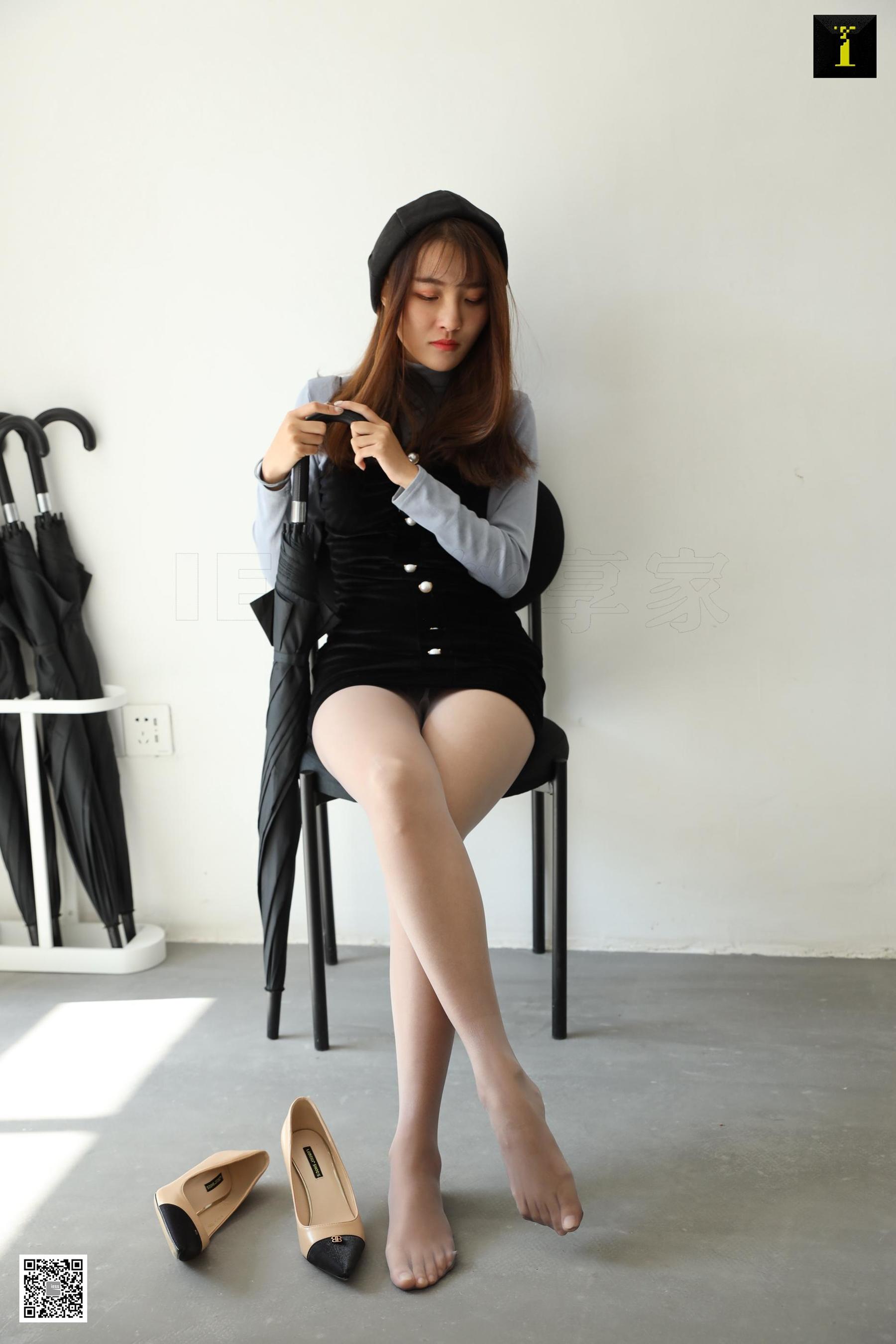 [异思趣向IESS] 模特 婉萍 《遛狗前的准备工作》