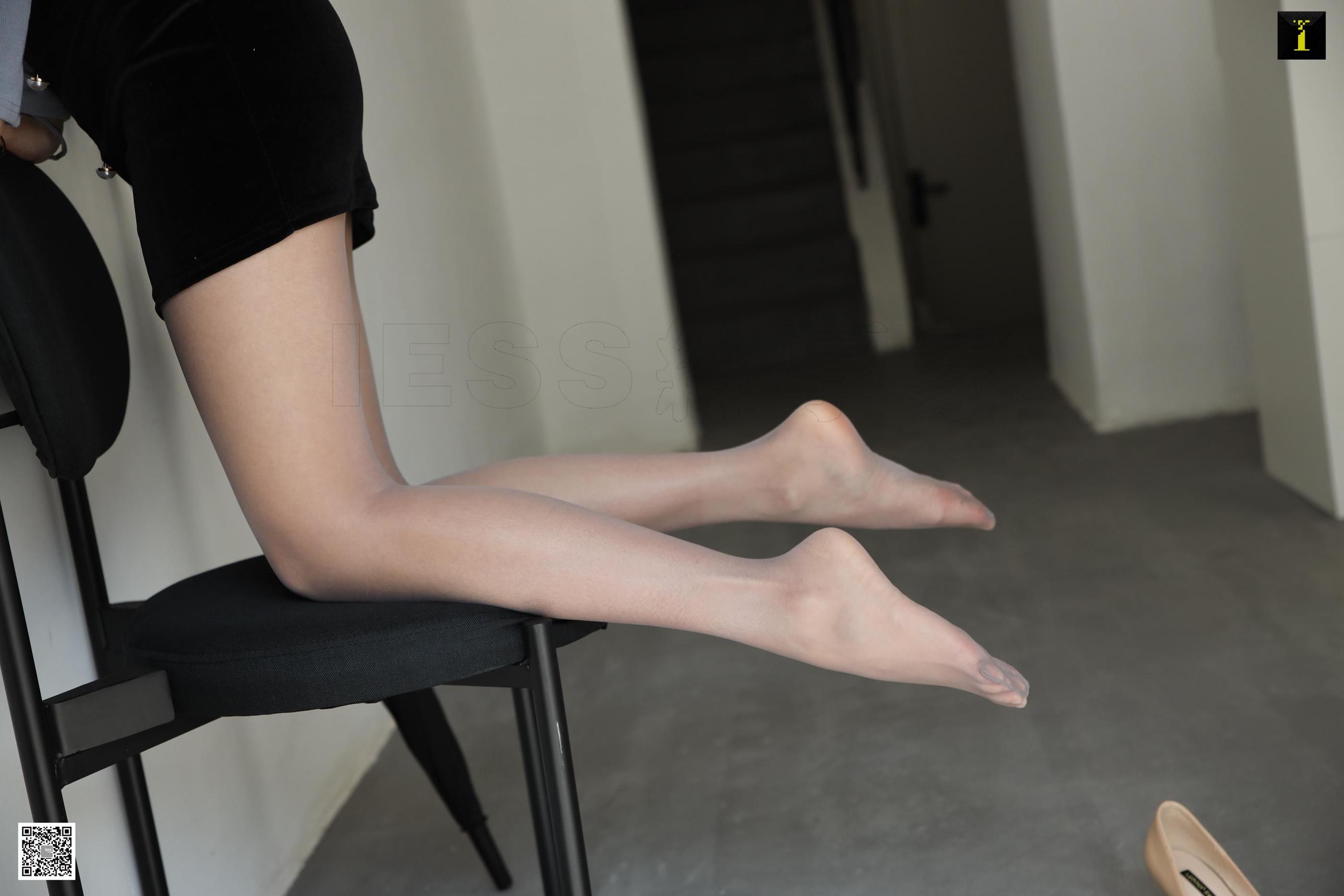 [异思趣向IESS] 模特 婉萍 《遛狗前的准备工作》