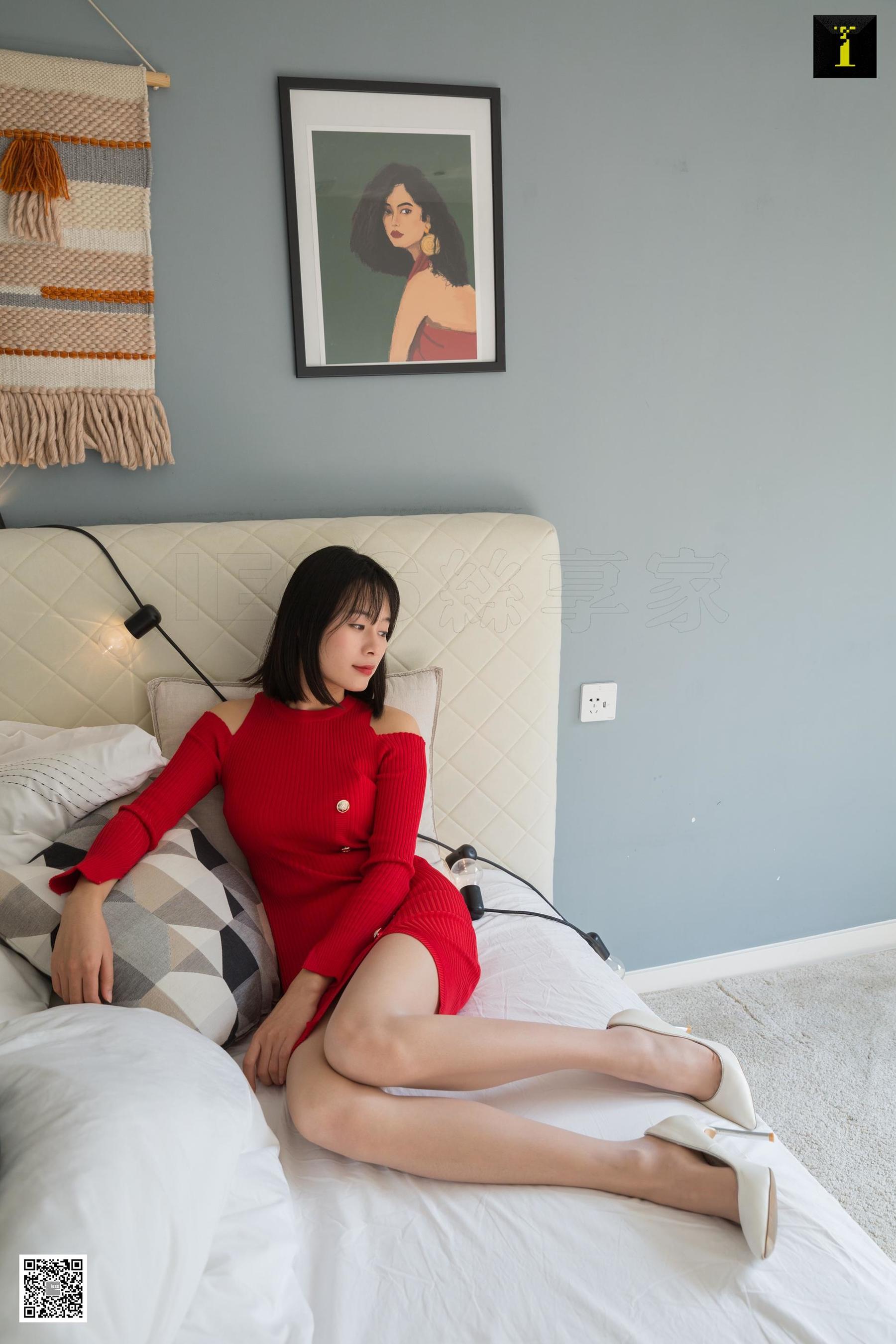 [异思趣向IESS] 模特 小小 《红色开衩的秘密》