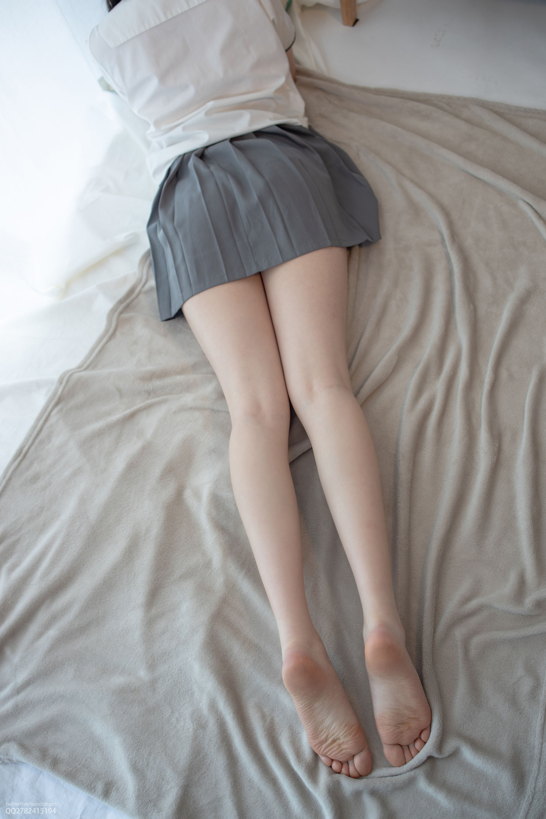 [森萝财团] JKFUN-047 Aika JK裸足