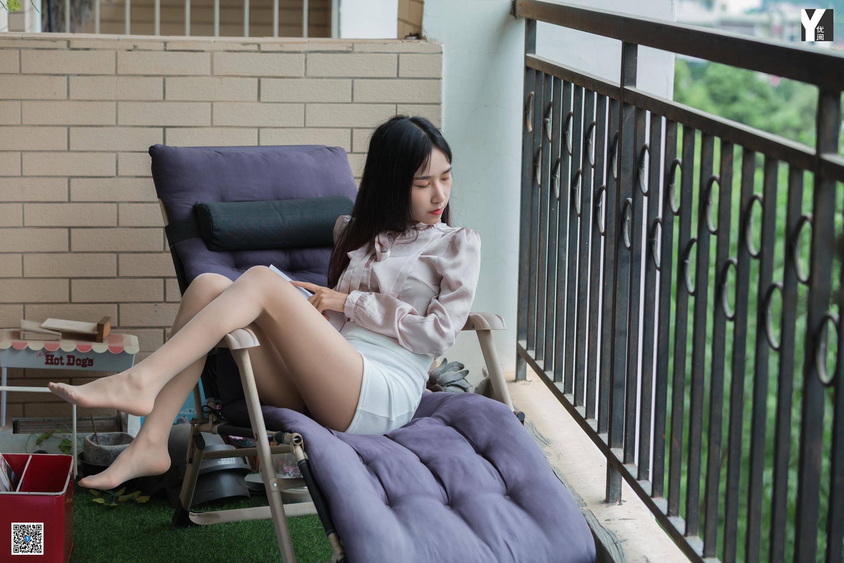 [异思趣向IESS] 模特 美子 《爱看书的女同事》