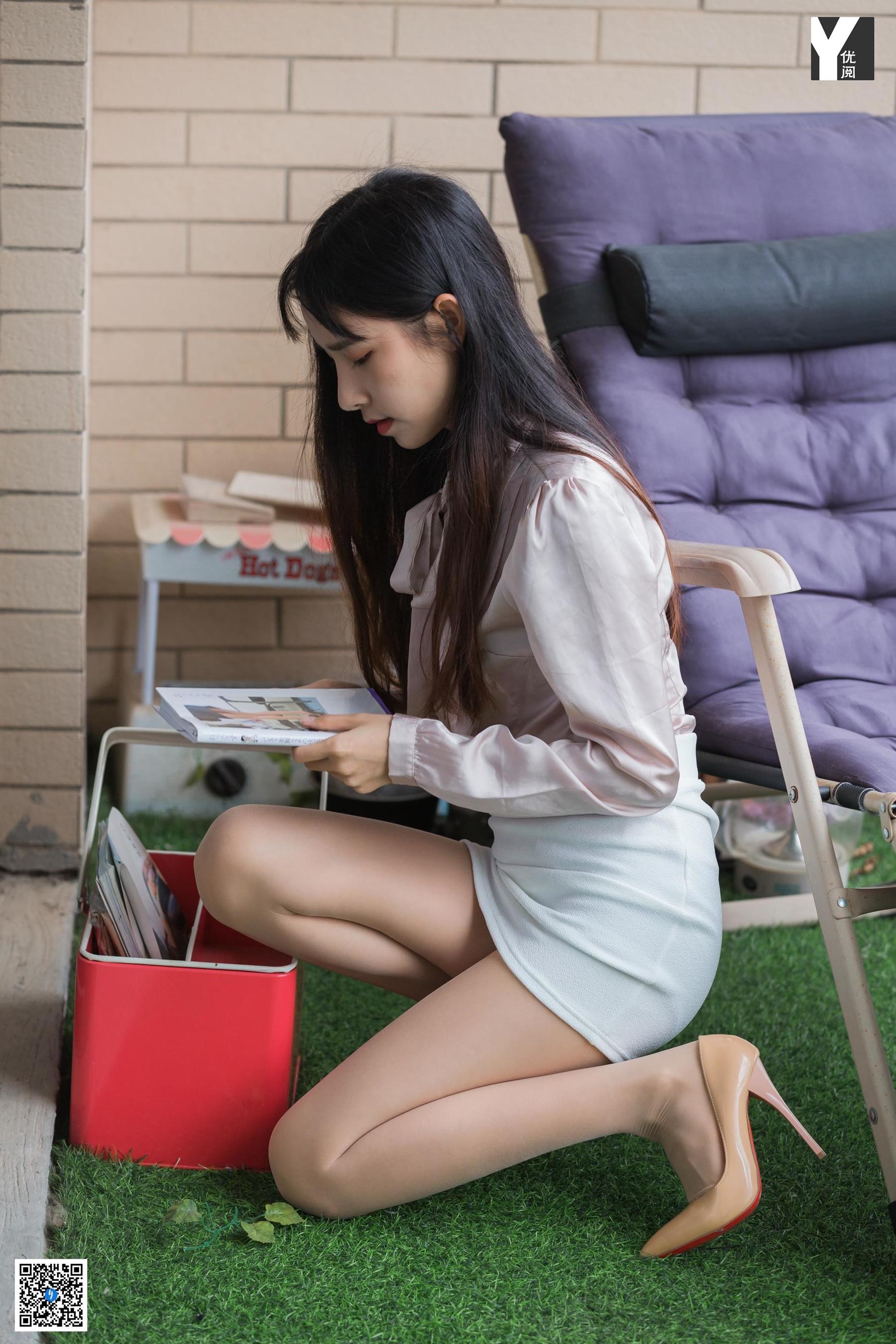 [异思趣向IESS] 模特 美子 《爱看书的女同事》