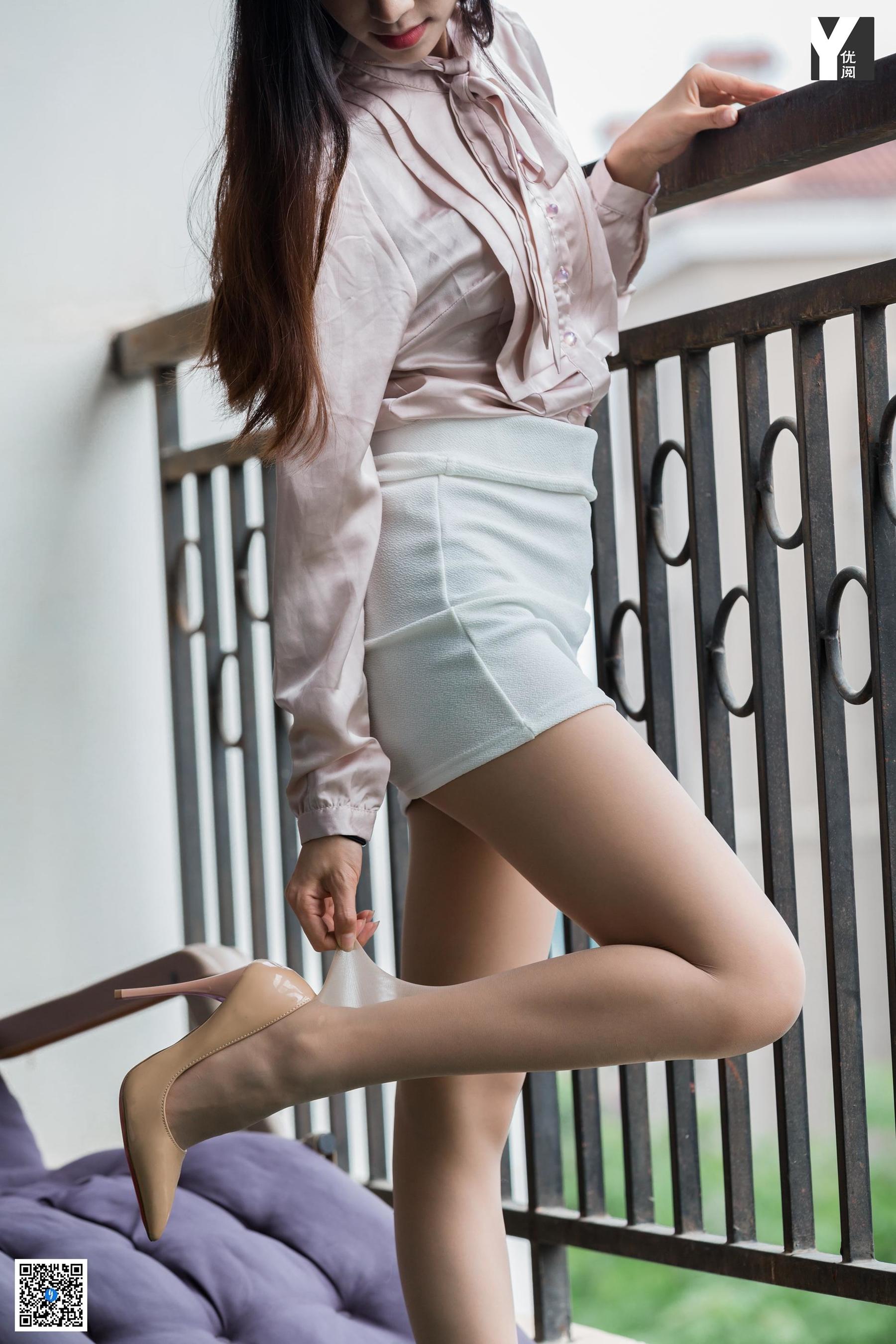 [异思趣向IESS] 模特 美子 《爱看书的女同事》
