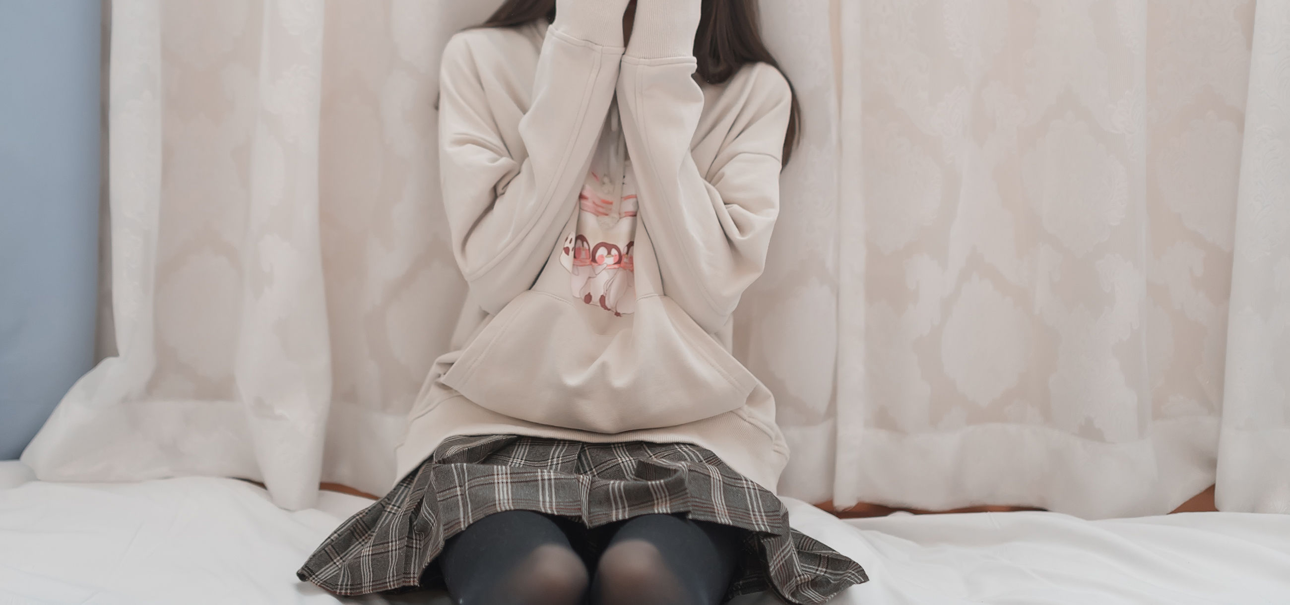 动漫博主九曲Jean 窗帘后的朦胧