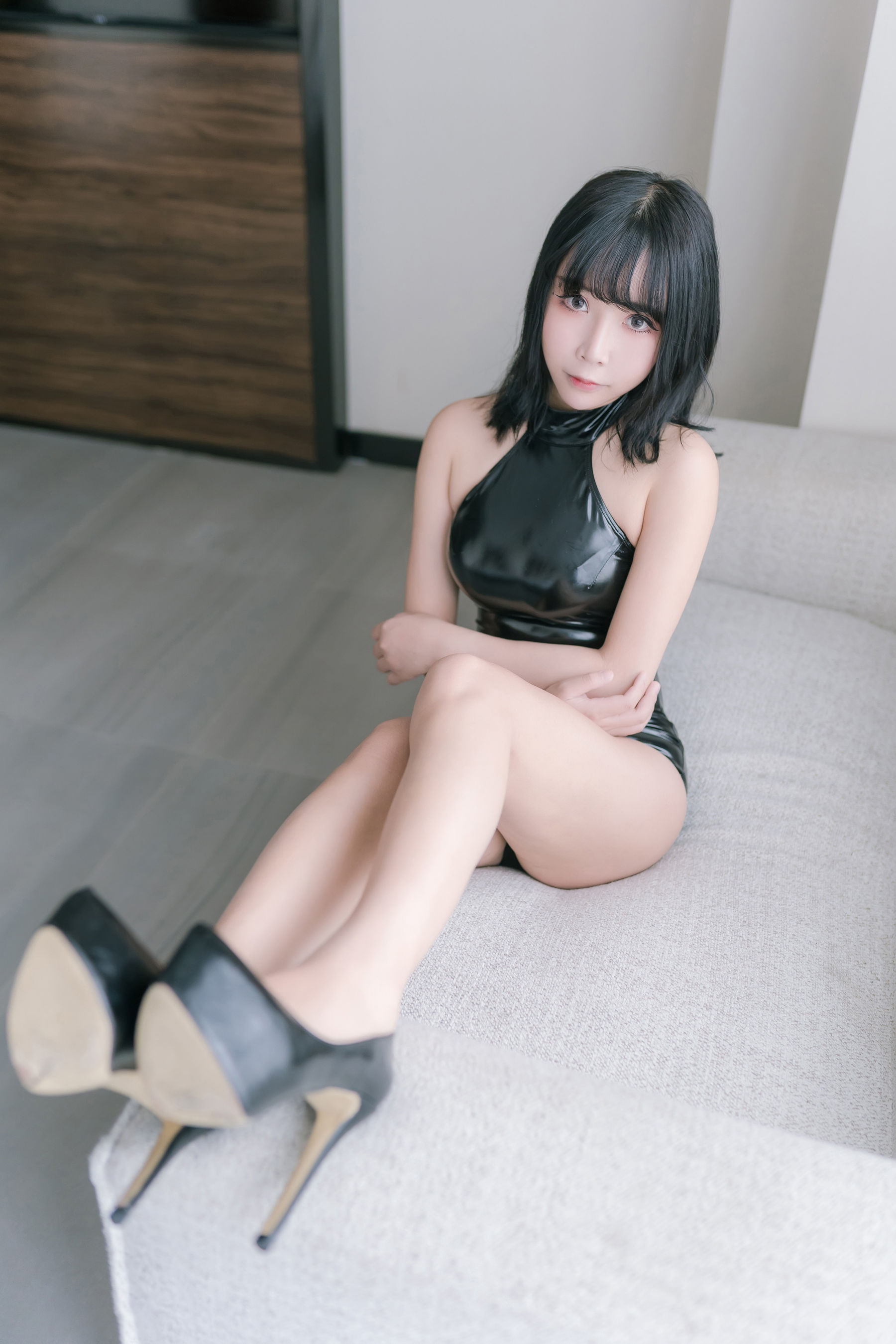 二次元妹子抱走莫子aa 黑胶高跟鞋