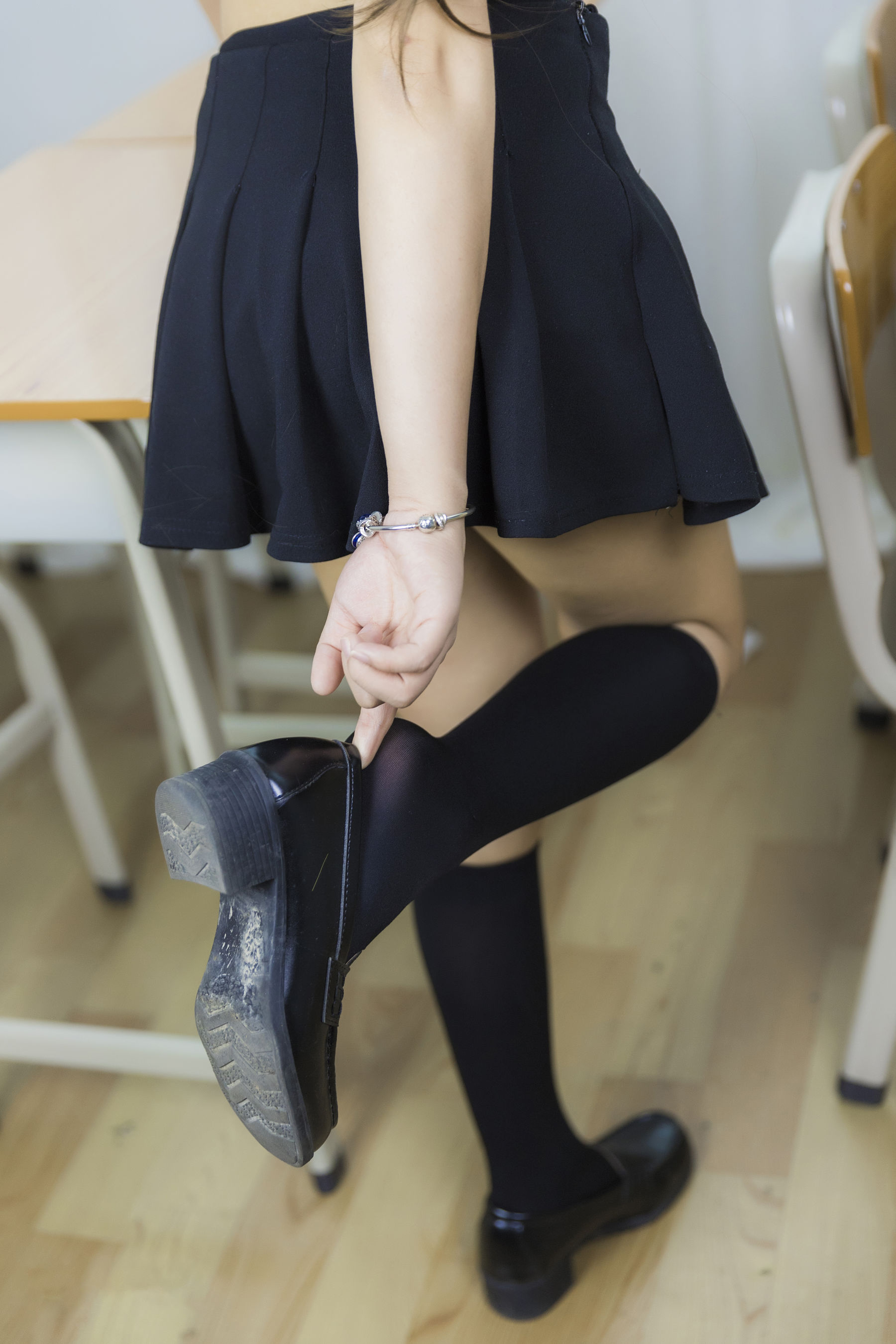 二次元妹子抱走莫子aa 等你下课