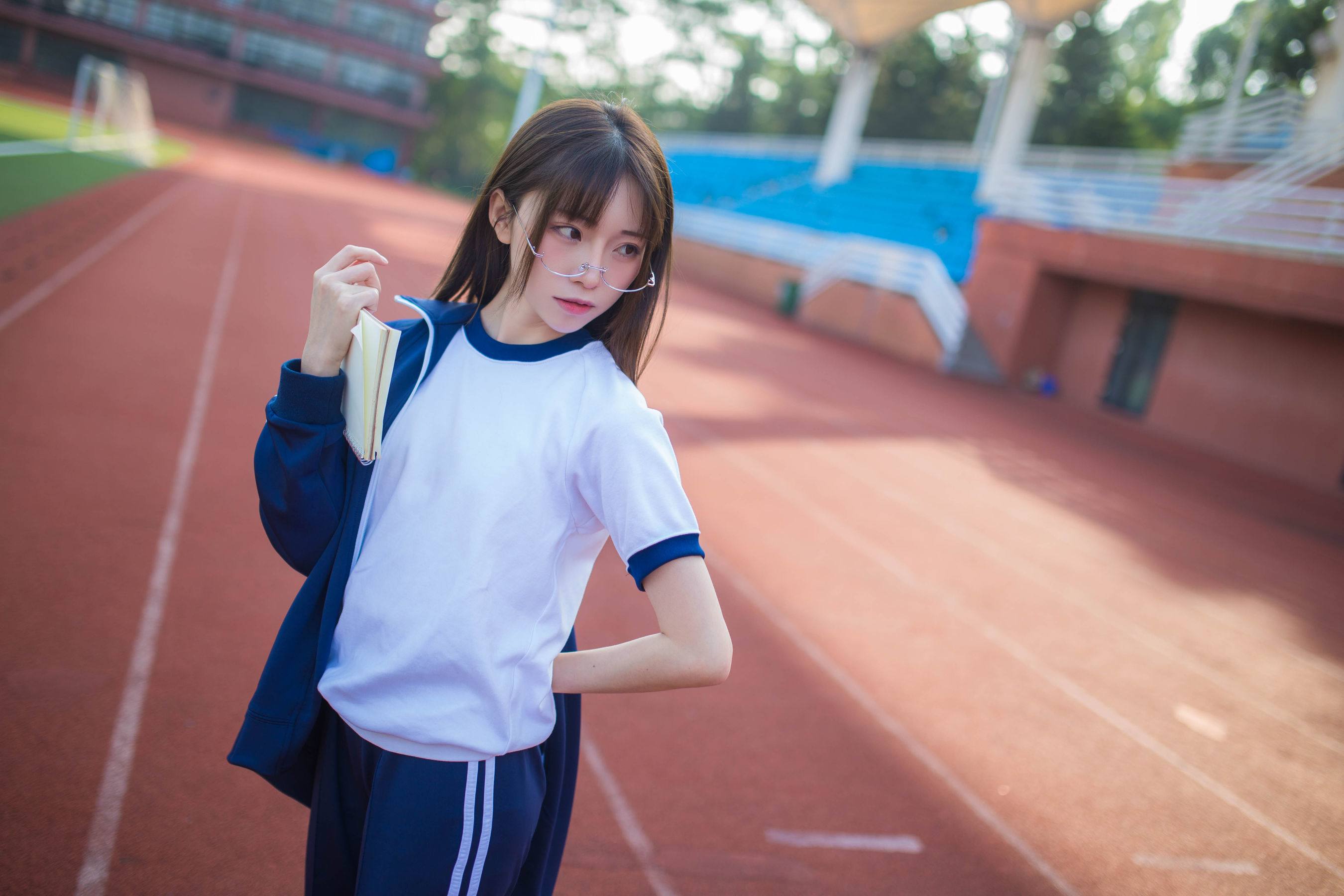 动漫博主Kitaro_绮太郎 蓝色运动服女孩
