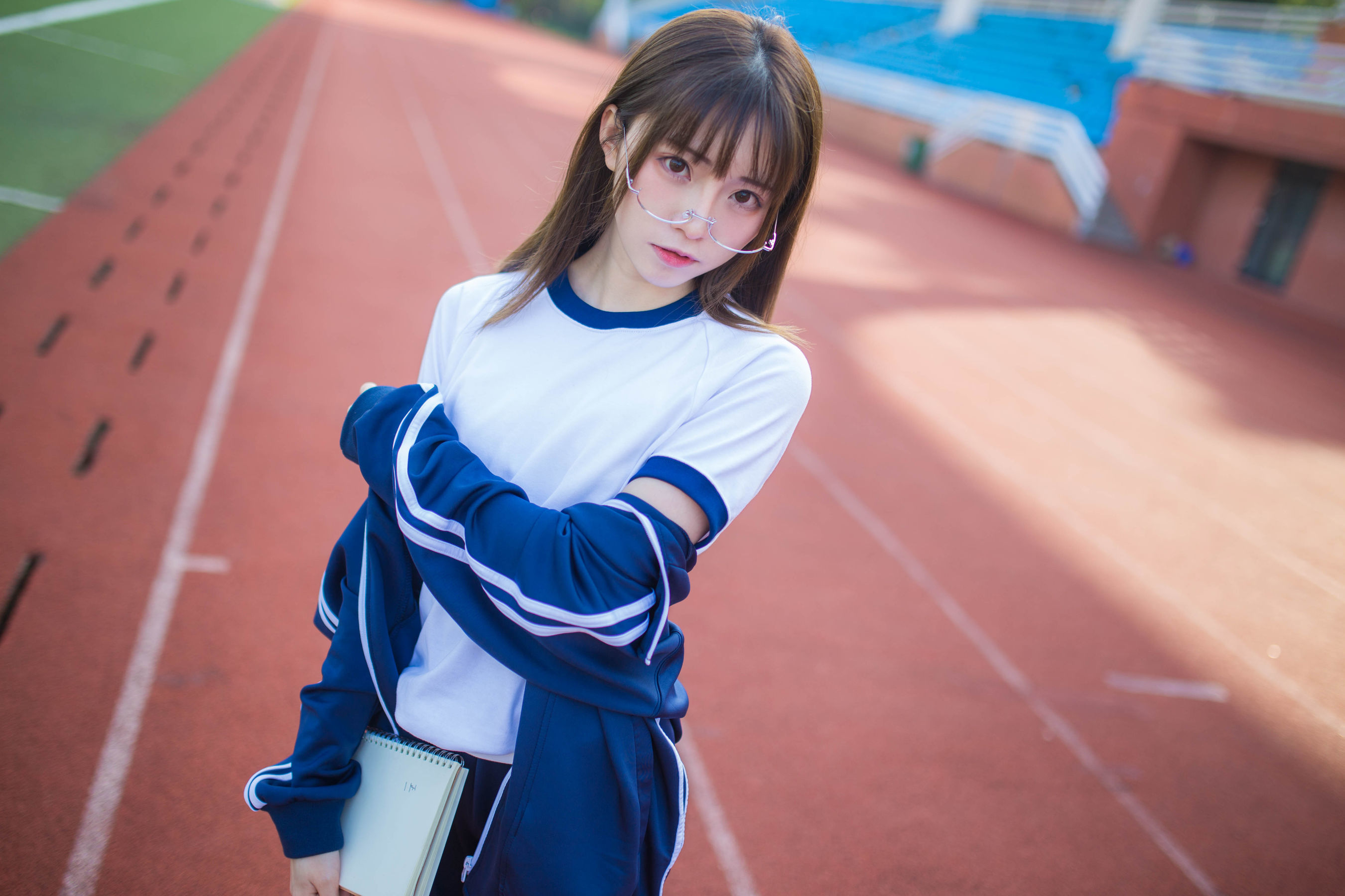 动漫博主Kitaro_绮太郎 蓝色运动服女孩