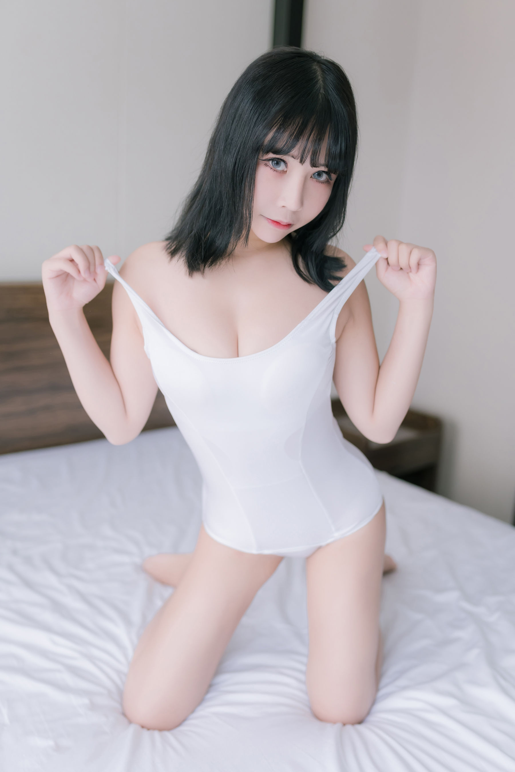 二次元妹子抱走莫子aa 大姐姐