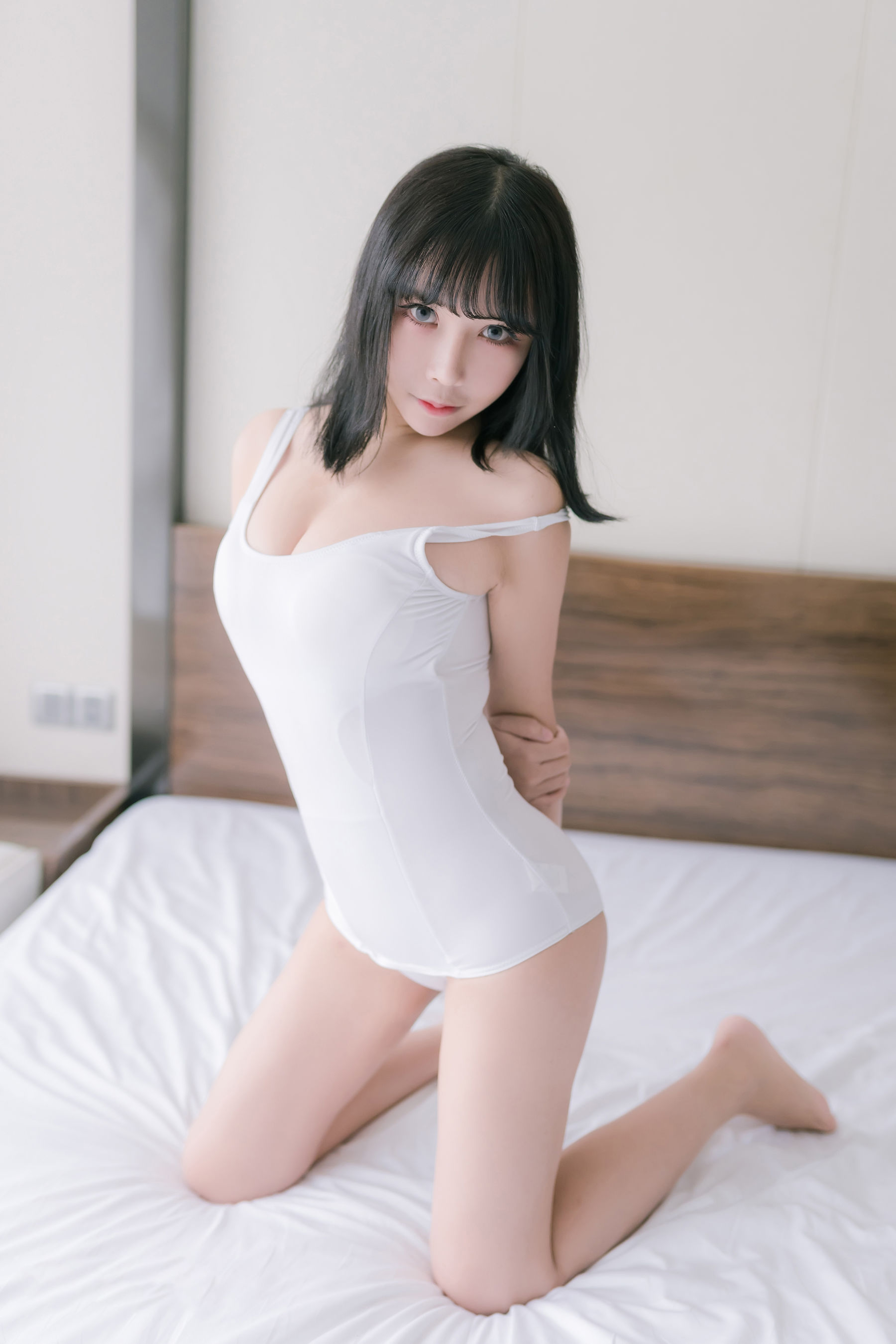 二次元妹子抱走莫子aa 大姐姐